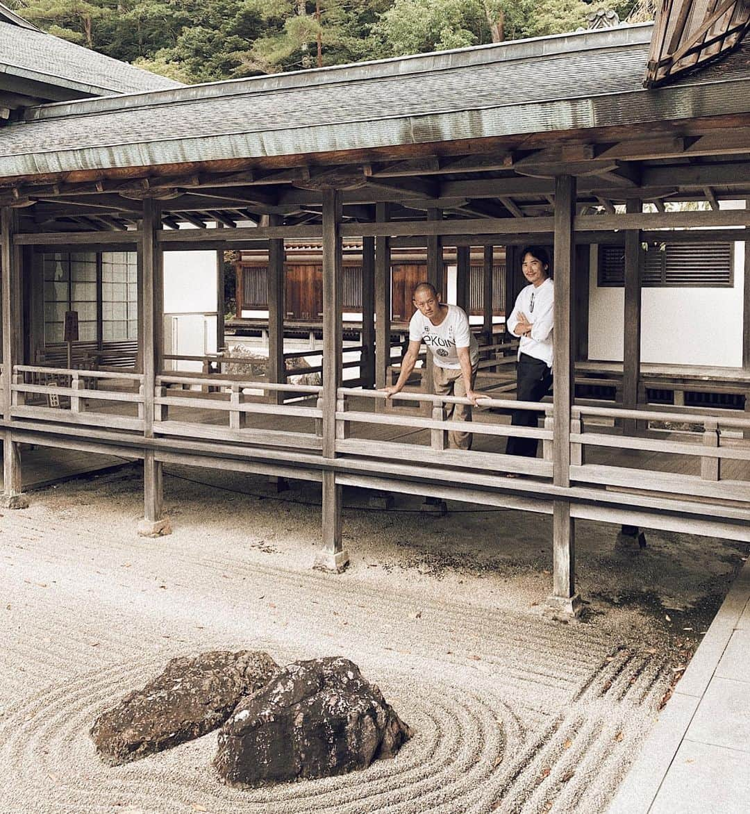 三浦大地さんのインスタグラム写真 - (三浦大地Instagram)「ことのはじまりは去年の誕生日に頂いた塗香。  初めて知った塗香というもの。  使ってみたらなんとも有難い感じ。  そして次の週、たまたま誘われて高野山へ。  高野山は空海が開いた真言密教の聖地。  そこのお寺というお寺の御堂の入り口にある塗香。  調べたら仏教における最強の浄化であり、お坊さんは仏事をする前に必ず塗香で体を清めると。  こんな短期間でやたらメッセージとして現れる塗香。  そしてこんな素晴らしいものは是非欲しい！今の時代の世の中に必要とする人は沢山いるだろう。  だけど、この香りより自分の好きな香りや選択肢があったら、より自分にフィットするのではないか？  そしてそのまま、高野山に誘ってくれた方の繋がりでオリジナルの塗香を作ることに。  そして塗香の最終工程として、日本の塗香の所縁の地の高野山、そこにある恵光院 @koyasan_ekoin_temple にて護摩祈祷でエネルギーを入れて頂いた。  人と自然の御縁が重なって素晴らしい塗香がやっと完成致しました。  いちどに沢山は作れなかったので、限定発売になりますが、皆様に使って頂ける日が楽しみです。  発売お楽しみに！  #earthandstove #earthandstovezuko #塗香 #高野山 #恵光院」9月20日 23時23分 - daichi_1127