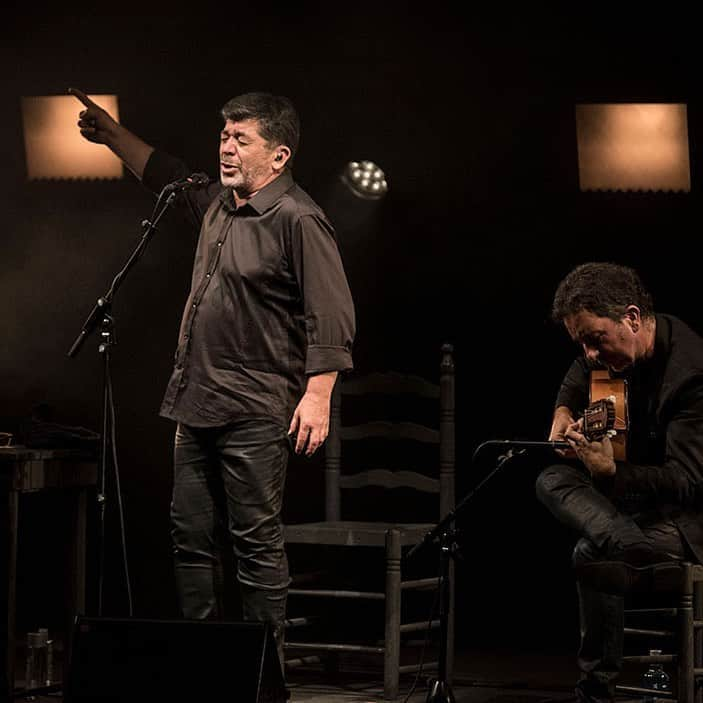 DeFlamenco.comさんのインスタグラム写真 - (DeFlamenco.comInstagram)「Perrate: del pre flamenco al ‘after’ por @saraarguijoes   Anoche en @labienaldeflamenco   Reseña y fotos en la portada de nuestra web deflamenco.com   https://www.deflamenco.com/revista/resenas-actuaciones/perrate-del-pre-flamenco-al-after.html  📷 @ruizcarofoto   #flamenco #deflamenco #labienal #sevilla #sevillaflamenco #canteflamenco #cante   @tomasdeperrate」9月20日 23時26分 - deflamenco