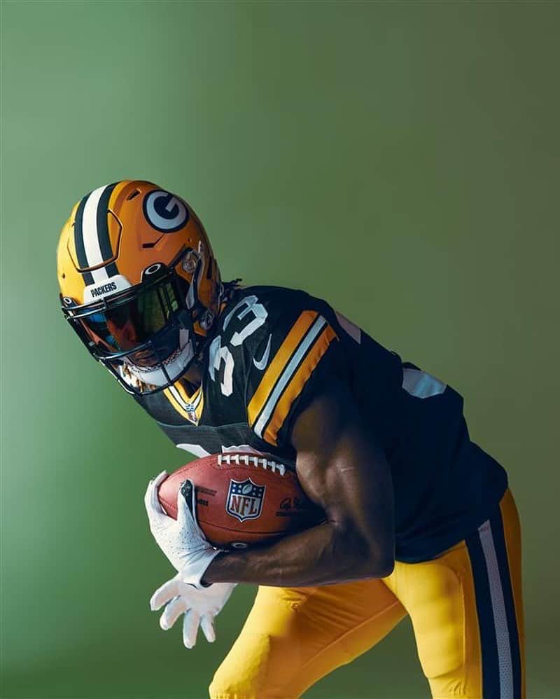 OAKLEYのインスタグラム：「Time to send them packing. 🏈🧀 @showtyme_33 #ForTheLoveOfSport」