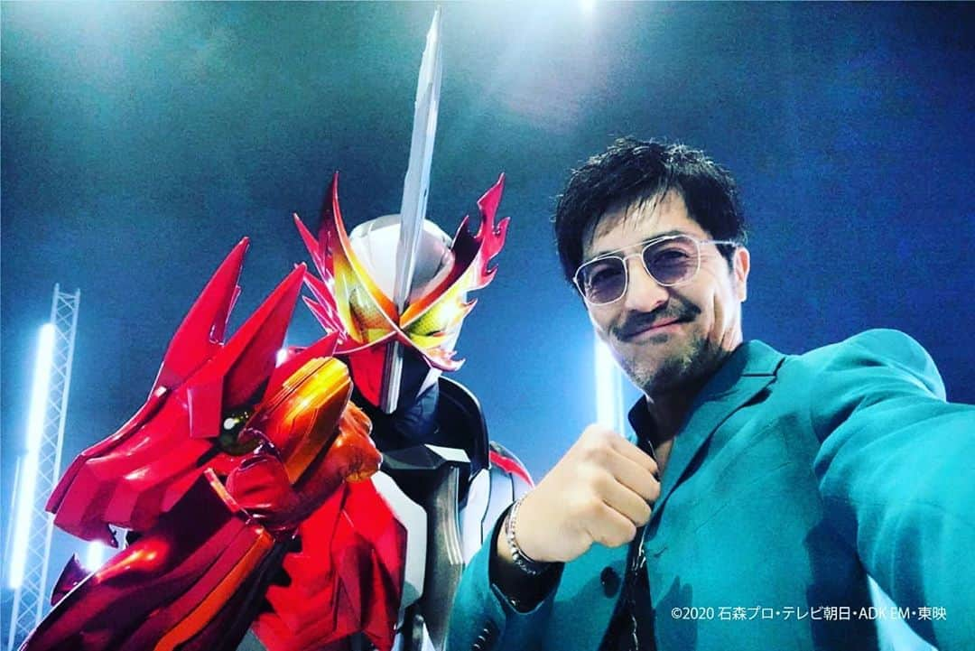 谷中敦さんのインスタグラム写真 - (谷中敦Instagram)「仮面ライダーセイバー格好良すぎです。俺は彼の動きの優雅さが心底大好きです。そして、動きを止めて、ただ立ち尽くすとき、何を思うのだろう？とドキドキします。  そんなセイバーさんとセルフィー出来る自分は幸せ者です。  #仮面ライダーセイバー #almighty仮面の約束feat川上洋平 #セイバー #聖刃」9月20日 23時29分 - a.yanaka