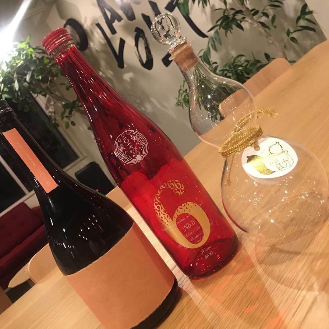 宮田麺児のインスタグラム：「本日の生け花  #生け花 #横一文字 #花瓶 #花 #花酒師 #日本酒の味を花で表現 #新政」