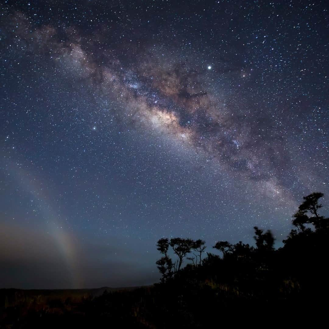 アメリカ内務省さんのインスタグラム写真 - (アメリカ内務省Instagram)「Starlight stretches across the night sky at Hawai'i Volcanoes National Park. Clear views of the #MilkyWay and the search for shooting stars and meteor showers keep us inspired to look up. Rising from sea level to 13,677 feet, #Hawaii Volcanoes encompasses the summits of two of the world's most active volcanoes - Kīlauea and Mauna Loa. But even with all the activity happening underfoot, we must remember to look up.  “But I know, somehow, that only when it is dark enough, can you see the stars.” ~ Martin Luther King Jr. Photo by Janice Wei, National Park Service (@hawaiivolcanoesnps). #usinterior #RecreateResponsibly #Astrophotography #HawaiiVolcanoesNationalPark」9月20日 23時34分 - usinterior