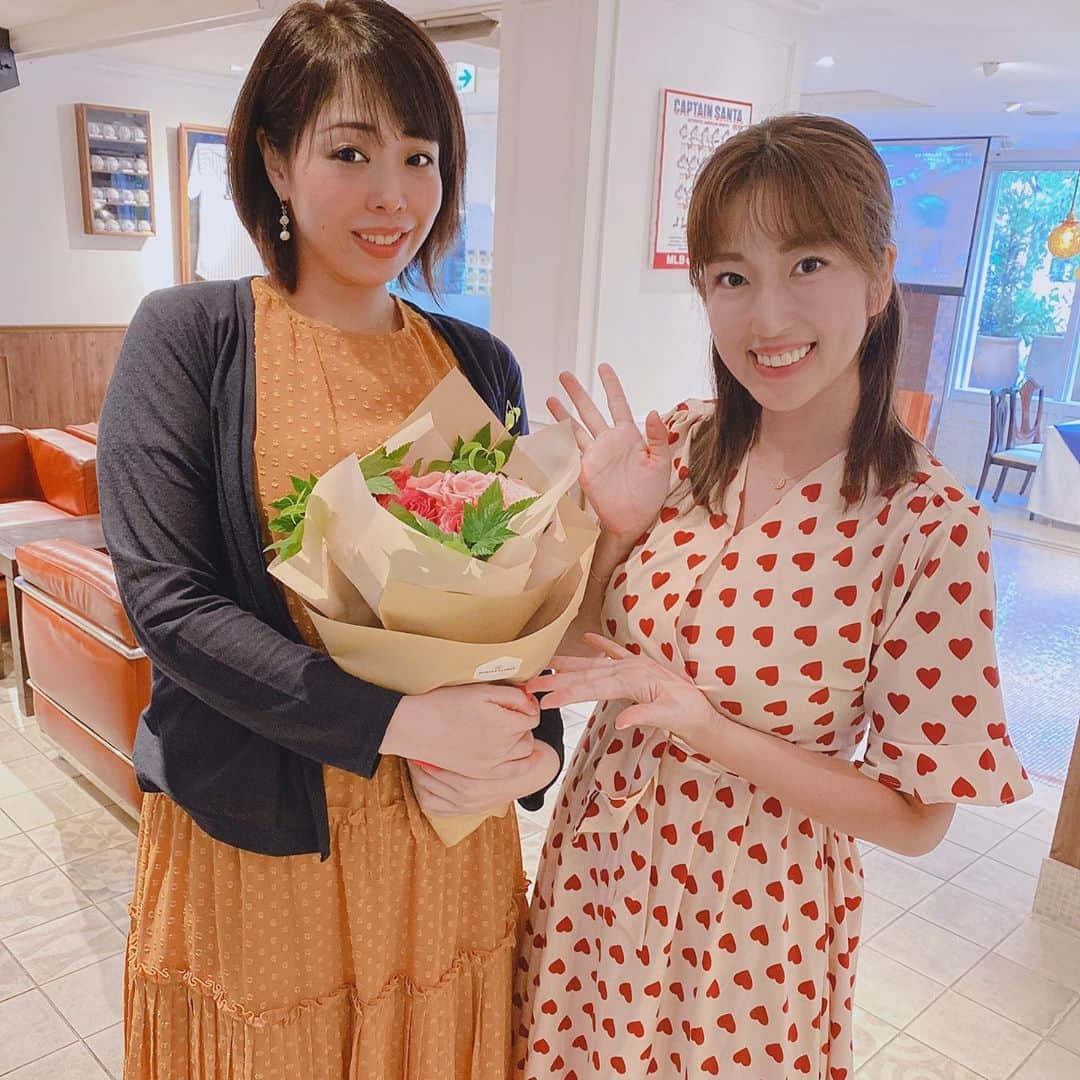 庄司ゆうこさんのインスタグラム写真 - (庄司ゆうこInstagram)「まこりんの送別会😭 10年間ポジティブスターヨガのチーフマネージャーをやってくれていたまこりんが実家の大阪に帰ることになり、今月末でPSY卒業となります😭 初めて聞いた時は涙が止まらなく、めちゃくちゃ悲しかったけど、一生会えないわけじゃないし、私も大阪出張はちょくちょく行くから寂しくない！って自分に言い聞かせてます😂笑 まこりんとはPSY立ち上げる前からお友達で、私が10年前、渋谷でスタジオ始めたときはお客様としてヨガに来てくれていました^ ^ そこでやはり私も1人では大変な部分が出てきてまこりんにマネージャーになってとお願いし、快く引き受けてくれました🤗 そこからは本当に色々と助けてもらい、感謝してもしきれない😂✨ 今のPSYがあるのはまこりんのお陰でもあるので、今月末でいなくなっちゃうなんて全然実感わかないけど、変わらず頑張っていかないとだ‼️ 送別会第一弾は初期メンバー集めていつもお世話になっているMLBカフェで開催出来ました✨ 5枚目はバリ、6枚目韓国、7枚目私の誕生日会、8枚目ベトナム、9枚目神戸、10枚目は7年前の私の誕生日会🎂←2人ともイケイケ🤣 まこりんは社員旅行も全部参加、私の誕生日会も毎年企画してくれて本当に嬉しい限り❣️😭✨ これからも友人として変わらず仲良くしてね🤗 10年間本当にありがとう😊✨ そしてお疲れ様でした❣️ #送別会PSY#卒業#10年間#ありがとう#感謝#チーフマネージャー#お疲れ様でした#変顔たくさん#載せれない写真ありすぎる🤣#思い出たくさん#大阪出張#たくさん作ろう#まこりん#大好き#ポジティブスターヨガ」9月20日 23時35分 - yuko.shoji