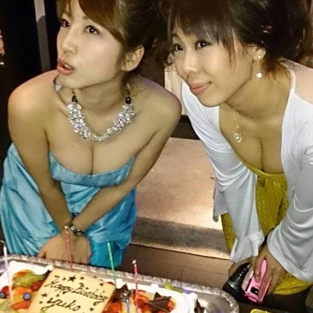 庄司ゆうこさんのインスタグラム写真 - (庄司ゆうこInstagram)「まこりんの送別会😭 10年間ポジティブスターヨガのチーフマネージャーをやってくれていたまこりんが実家の大阪に帰ることになり、今月末でPSY卒業となります😭 初めて聞いた時は涙が止まらなく、めちゃくちゃ悲しかったけど、一生会えないわけじゃないし、私も大阪出張はちょくちょく行くから寂しくない！って自分に言い聞かせてます😂笑 まこりんとはPSY立ち上げる前からお友達で、私が10年前、渋谷でスタジオ始めたときはお客様としてヨガに来てくれていました^ ^ そこでやはり私も1人では大変な部分が出てきてまこりんにマネージャーになってとお願いし、快く引き受けてくれました🤗 そこからは本当に色々と助けてもらい、感謝してもしきれない😂✨ 今のPSYがあるのはまこりんのお陰でもあるので、今月末でいなくなっちゃうなんて全然実感わかないけど、変わらず頑張っていかないとだ‼️ 送別会第一弾は初期メンバー集めていつもお世話になっているMLBカフェで開催出来ました✨ 5枚目はバリ、6枚目韓国、7枚目私の誕生日会、8枚目ベトナム、9枚目神戸、10枚目は7年前の私の誕生日会🎂←2人ともイケイケ🤣 まこりんは社員旅行も全部参加、私の誕生日会も毎年企画してくれて本当に嬉しい限り❣️😭✨ これからも友人として変わらず仲良くしてね🤗 10年間本当にありがとう😊✨ そしてお疲れ様でした❣️ #送別会PSY#卒業#10年間#ありがとう#感謝#チーフマネージャー#お疲れ様でした#変顔たくさん#載せれない写真ありすぎる🤣#思い出たくさん#大阪出張#たくさん作ろう#まこりん#大好き#ポジティブスターヨガ」9月20日 23時35分 - yuko.shoji