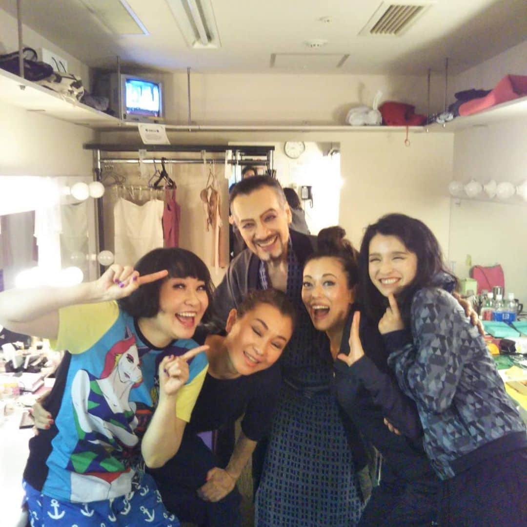 池田有希子のインスタグラム：「『アメリ』女性楽屋にて我々とワイワイ遊んでくれる藤木孝大先輩。よっちゃん！よっちゃん！よっちゃーーーーーん！！！！！」