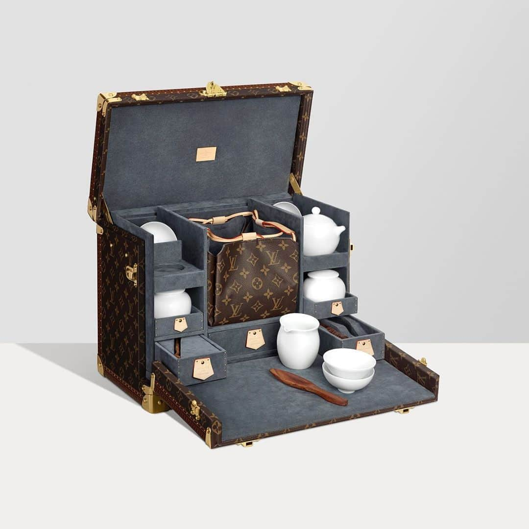 ルイ・ヴィトンさんのインスタグラム写真 - (ルイ・ヴィトンInstagram)「What’s in the trunk? Over 160 years ago, #LouisVuitton began designing trunks specifically around the objects they would contain. Today, the Maison continues to use time-honed skills and specialized techniques to craft cases for a range of objects, such as a complete Chinese tea ceremony set.」9月20日 23時37分 - louisvuitton