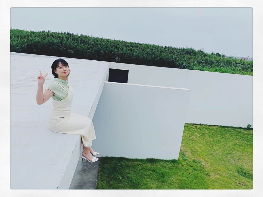新井愛瞳のインスタグラム：「＊ ＊  新曲Light It Up MV 撮影風景。 下の控え室にメンバーがいました。 こういう場所大好き。」