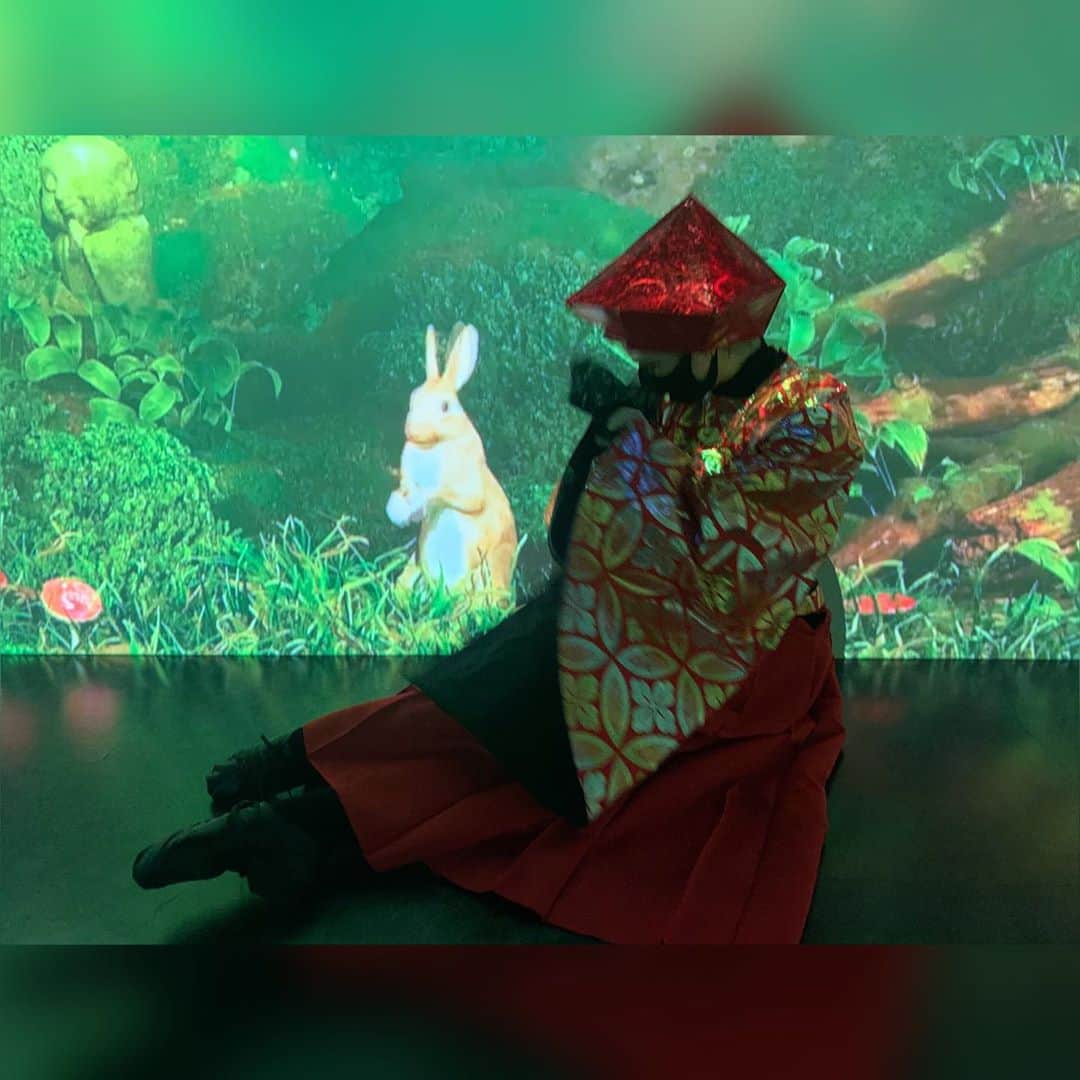 中村里彩さんのインスタグラム写真 - (中村里彩Instagram)「. わたしにとっての初日でした。 1月の舞台以来、約8ヵ月振りにお客様がいる場所へ戻ってこれました。 . 帰り際に「ありがとう」って笑顔で言ってくださるお客様も…😢✨ . . ただ舞台の上に立つことが好きで表現することを続けてきました。 それが演劇だったり、身体表現だったり、表現方法なんでどうでもよかった。 今回は体験型商業施設という新しい場所で表現をさせてもらっていますが、また新しい大切な場所を見つけた感じです。 . . 最後にわたしの推しのうさちゃんと写真撮りました🐰 ぜひ探してみてくださいね。 #羽田出島 #dejima」9月20日 23時38分 - nakamura_risa_