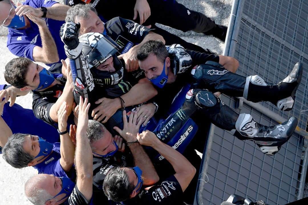 YamahaMotoGPさんのインスタグラム写真 - (YamahaMotoGPInstagram)「You get a hug. And you get a hug.  EVERYBODY IN PARC FERMÉ GETS A HUG! 🤗  #MonsterYamaha  #MotoGP  #EmiliaRomagnaGP  @motogp」9月20日 23時48分 - yamahamotogp