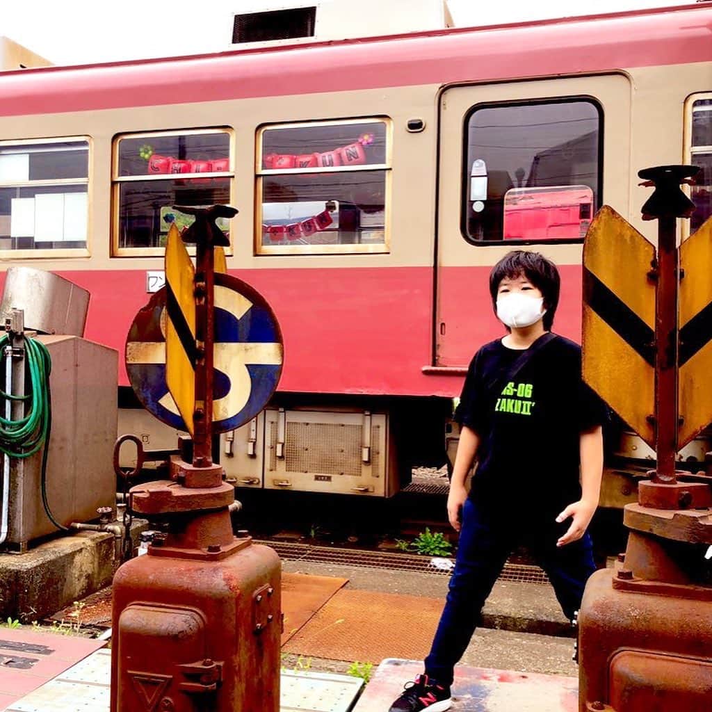 がっちゃんさんのインスタグラム写真 - (がっちゃんInstagram)「銚子電鉄中ノ町で車庫見学をして電車を待っていたら、 偶然通りかかった車がキキーっと停まり「がっちゃん‼︎」と声をかけていただきました😊 一瞬でがっちゃんだと分かるって嬉しい💕そして凄い（笑） 中ノ町車庫は2020年10/1(木)から2021年3/31(水)まで車両検査のため、車庫見学は中止だそうです😅  #銚子電鉄 #車庫 #train #japantrain #japantravel #japantrip #trainphotography #小学生 #鉄道 #鉄道写真 #鉄分補給 #がっちゃん #がっちゃんねる」9月20日 23時46分 - gacchannel
