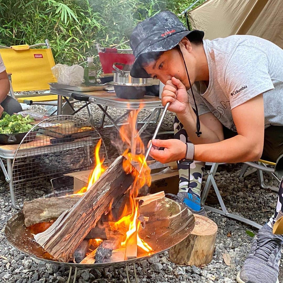 GEN3 Owlのインスタグラム：「家族でキャンプに来てます。 羽釜で炊いたご飯と食べるアヒージョ美味しかった🍽 I'm coming to camp with my family.  Ahijo was delicious. #outdoor  #camp #camping #coleman #bonfire #ahijo #キャンプ #キャンプ飯 #アウトドア #コールマン #焚き火」