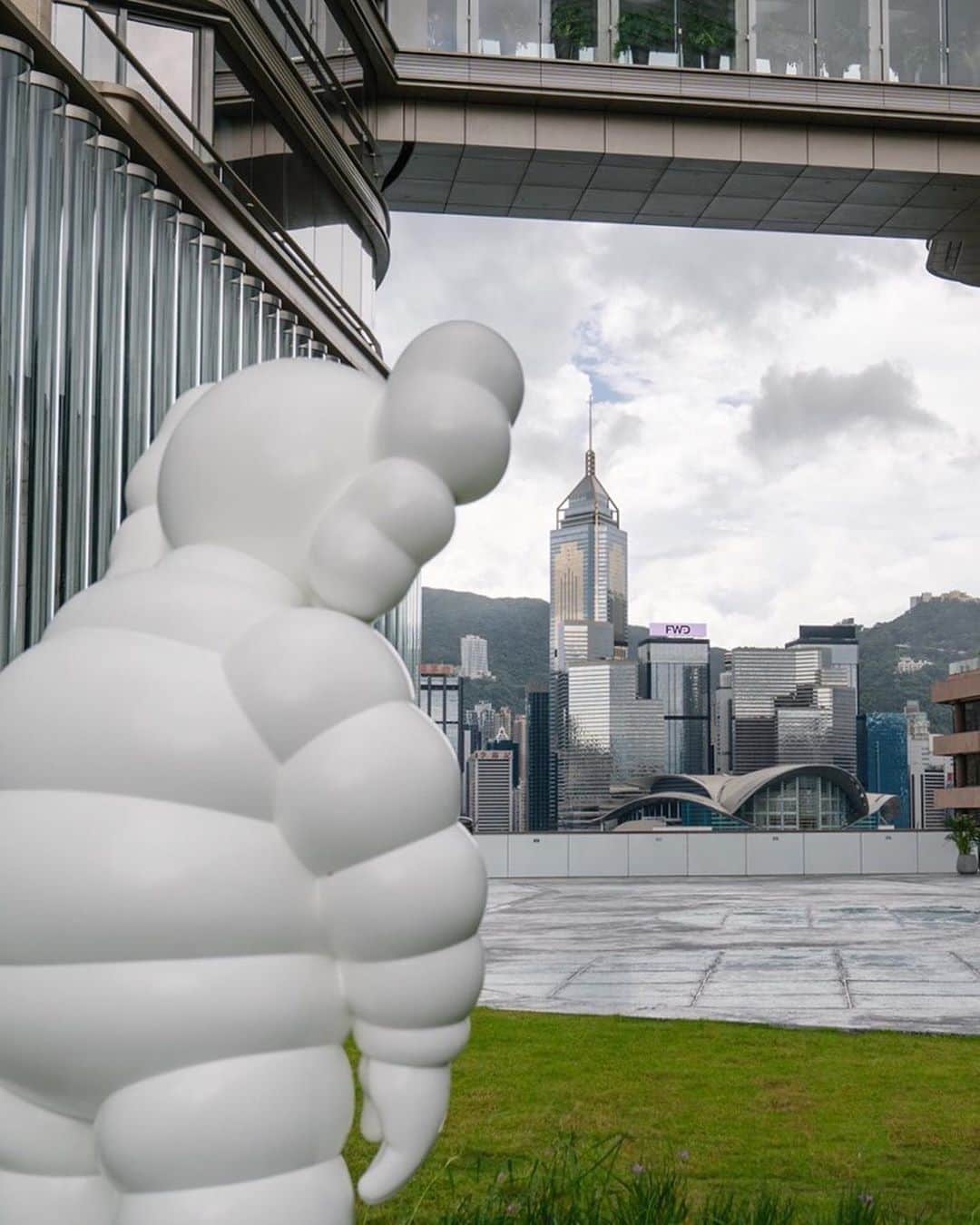 KAWSONEさんのインスタグラム写真 - (KAWSONEInstagram)「#Repost @k11musea ・・・ 👀View with a view! Enjoy the exquisite harbour view as you admire the white version KAWS’ WHAT PARTY sculpture at K11 Art & Cultural Centre.   📍6F, K11 MUSEA   #K11MUSEA #KAWS #KAWSWHATPARTY #K11ArtandCulturalCentre #MUSEAArt」9月20日 23時58分 - kaws