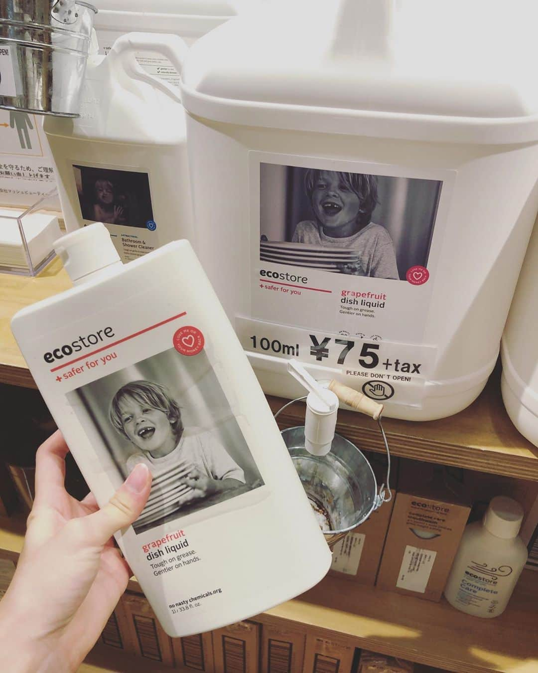 英玲奈さんのインスタグラム写真 - (英玲奈Instagram)「@ecostore.jp  でお買い物。 使い切ったボトルを持って行って、 ここに入れてもらったら、 100円もお得に買えた！ 嬉しい╰(*´︶`*)╯♡」9月20日 23時54分 - erena_erenyan