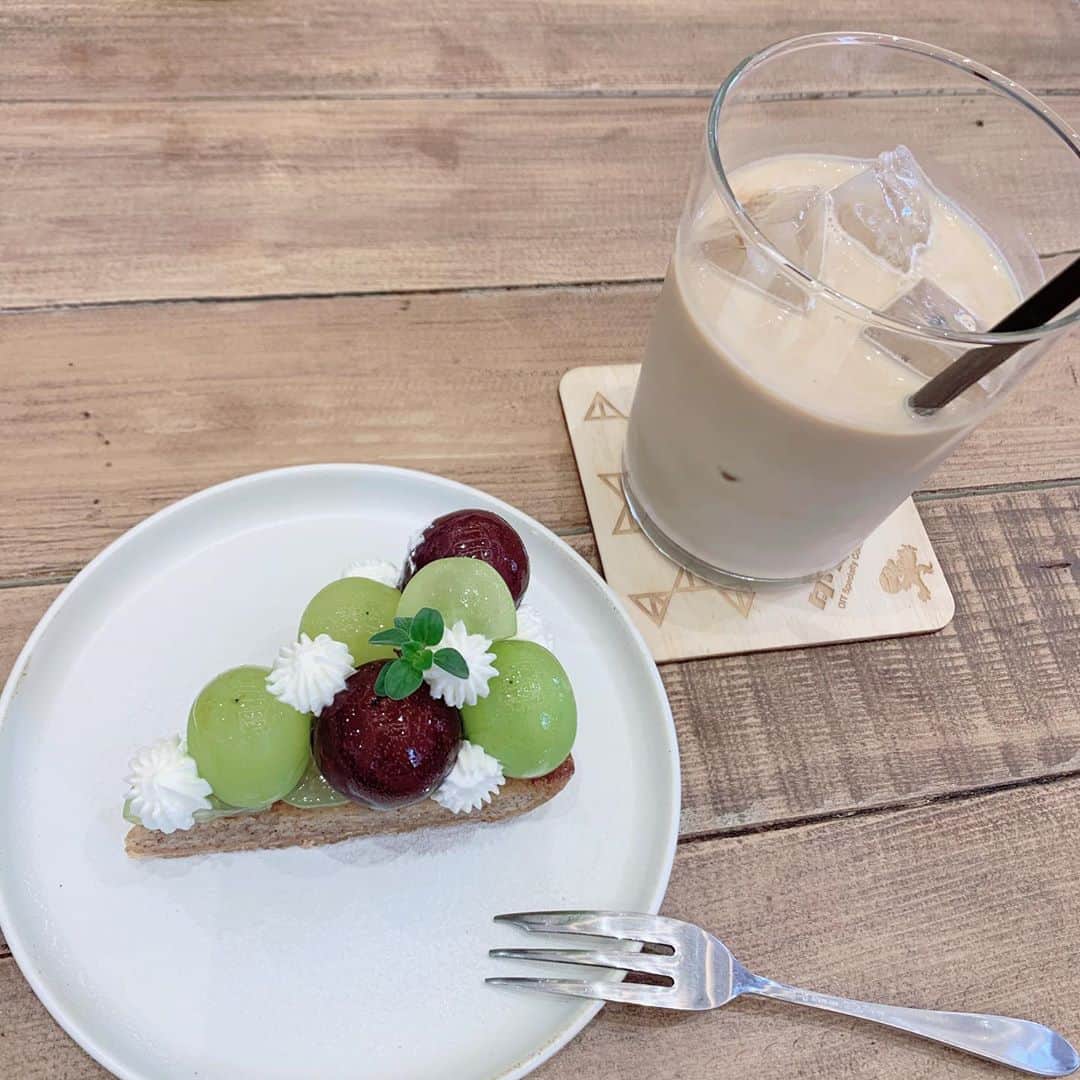 簑島宏美さんのインスタグラム写真 - (簑島宏美Instagram)「* ***** コーヒーかき氷を目当てに来たはずが、気付いたらシャインマスカットのタルトを頼んでしまった…！ おいしかった…！！！😍 ***** #おんせん県おおいた#大分カフェ#大分グルメ#大分ランチ#大分エール飯#大分市#大分県#大分カフェ巡り#大分食べ歩き#大分市カフェ#タウトナコーヒー #tautonacoffee #oitamade#oitamadeshop #oita#oitagram#oitaprefecture#oitacafe」9月21日 0時06分 - hiromiminoshima