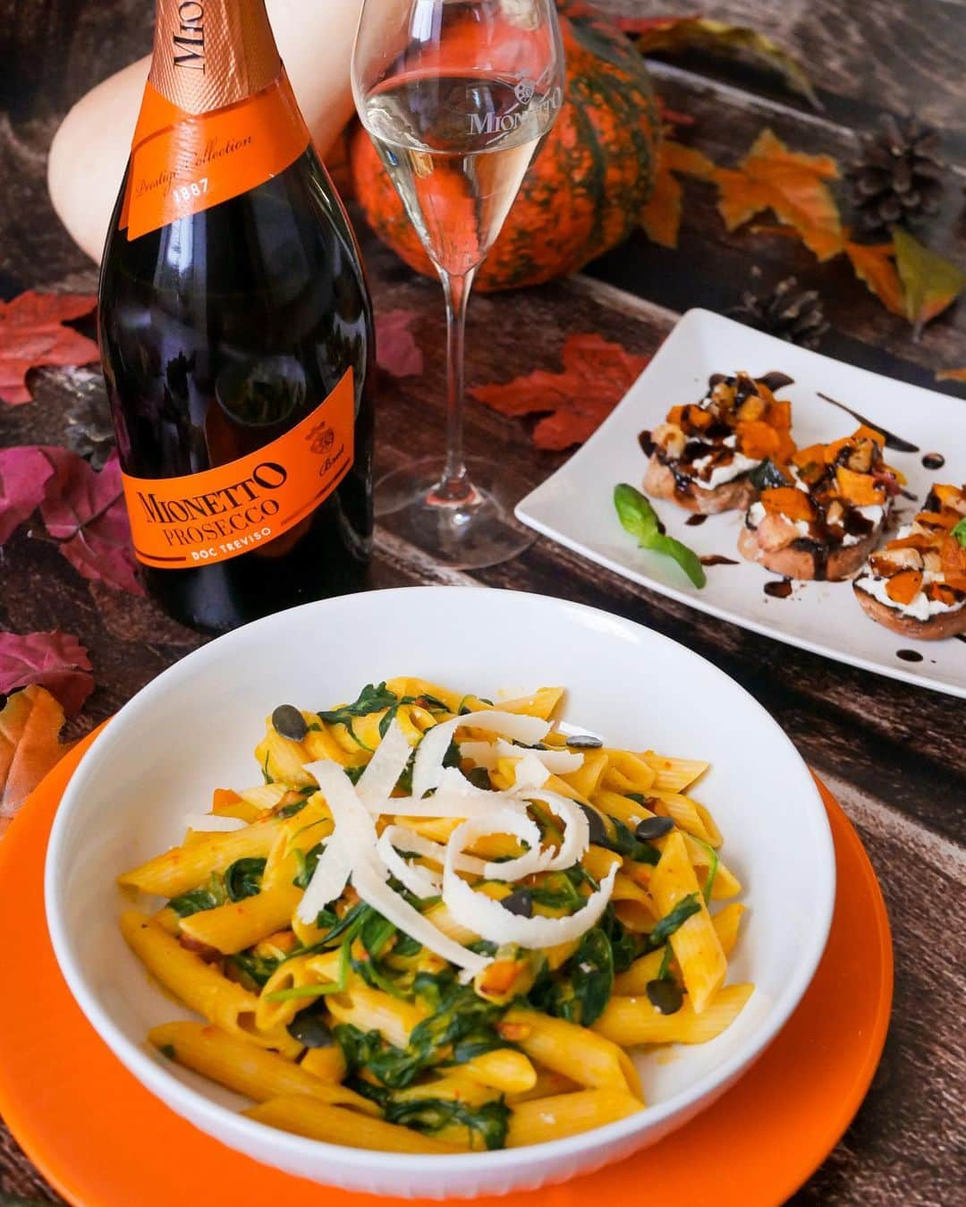 Mionetto Prosecco ČRのインスタグラム：「Dýňová sezona je již v plném proudu a oranžové prosecco Mionetto se k ní opravdu hodí🥂🧡  #proseccomionetto #prosecco #mionetto #diner #food #loveprosecco #mionettocz」