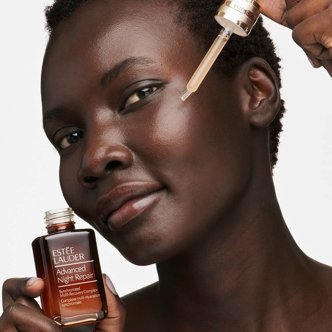 のインスタグラム：「Become a skincare glow-getter ✨ with NEW Advanced Night Repair. Our revolutionary repair #serum provides fast visible repair, helps skin feel firmer, and minimizes the look of pores. After using #AdvancedNightRepair for just 3 weeks, 92% of women said their skin was left with a healthy glow.* Tap to shop and get your glow on!  *Consumer testing on 543 women」