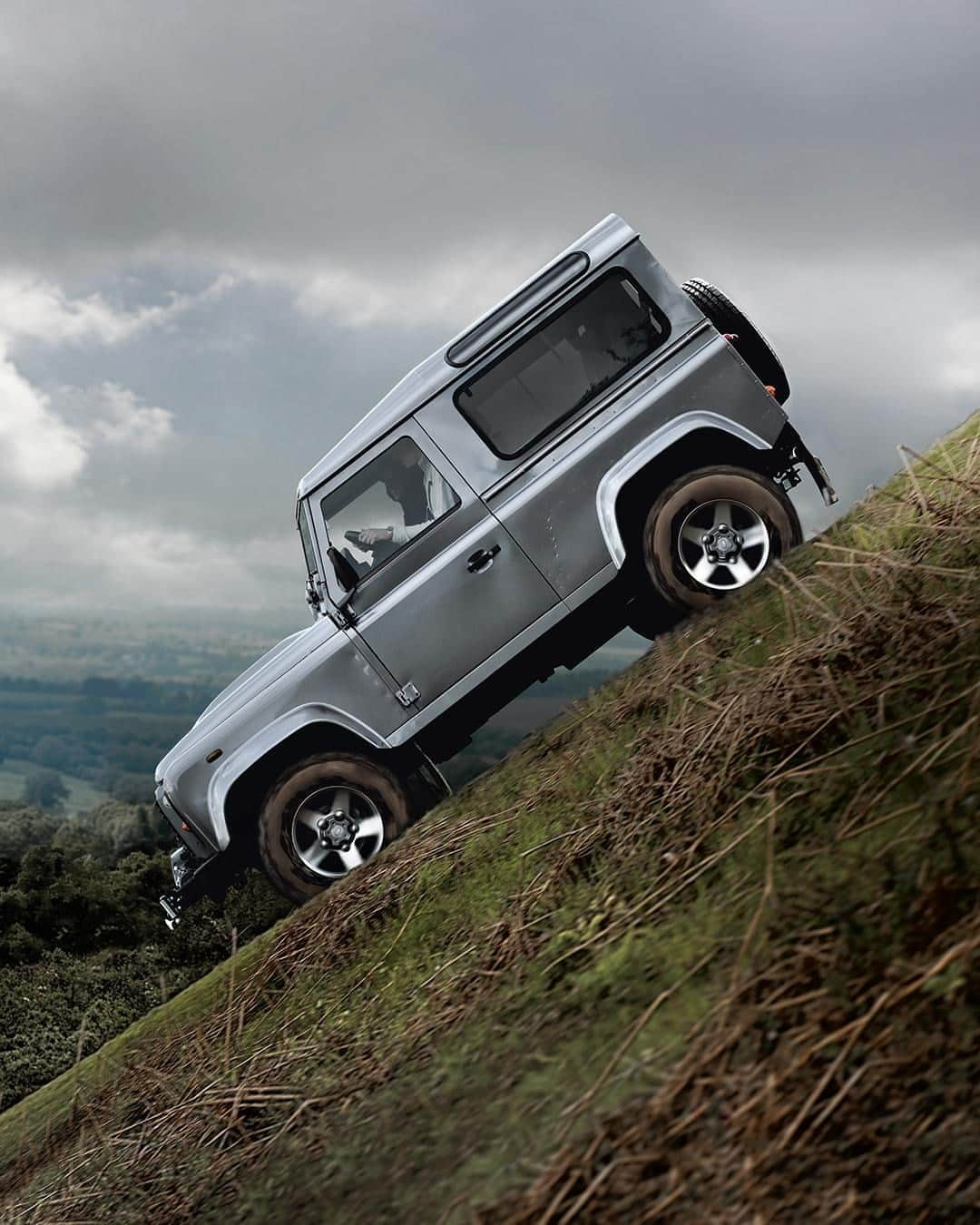 Land Roverさんのインスタグラム写真 - (Land RoverInstagram)「Steeped in 4x4 history, #DEFENDER has always been the shape of adventure. Share your #ClassicDefender pictures and stories with us using #ShapeOfAdventure.   #OffRoad #Adventure #Expedition #Travel #Downhill」9月21日 0時00分 - landrover