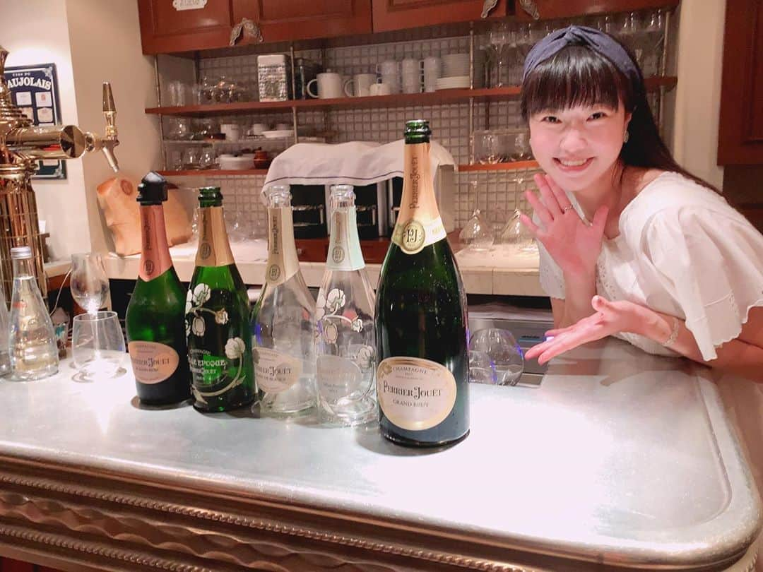 小田飛鳥のインスタグラム：「家族のお祝いと、こちらのお店の13周年記念で、貴重なシャンパンと頂くスペシャルディナーでした🥂⭐︎ ここのおせちが気になってて、今日美味しいお料理を頂き心が決まりました！ 今からお正月が楽しみ・・・笑」