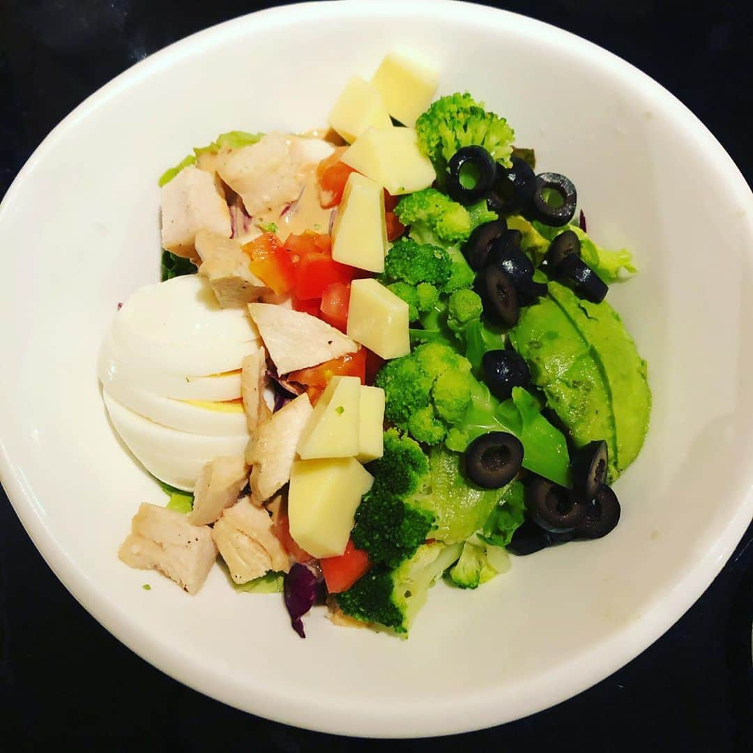 RUUNAさんのインスタグラム写真 - (RUUNAInstagram)「. . 美味しかったサラダ🍅🥑 . . #salad #healthy #green #vegetable #dinner #good #yummy #food #サラダ #ごちそうさまでした」9月21日 0時18分 - ruuna_kolme