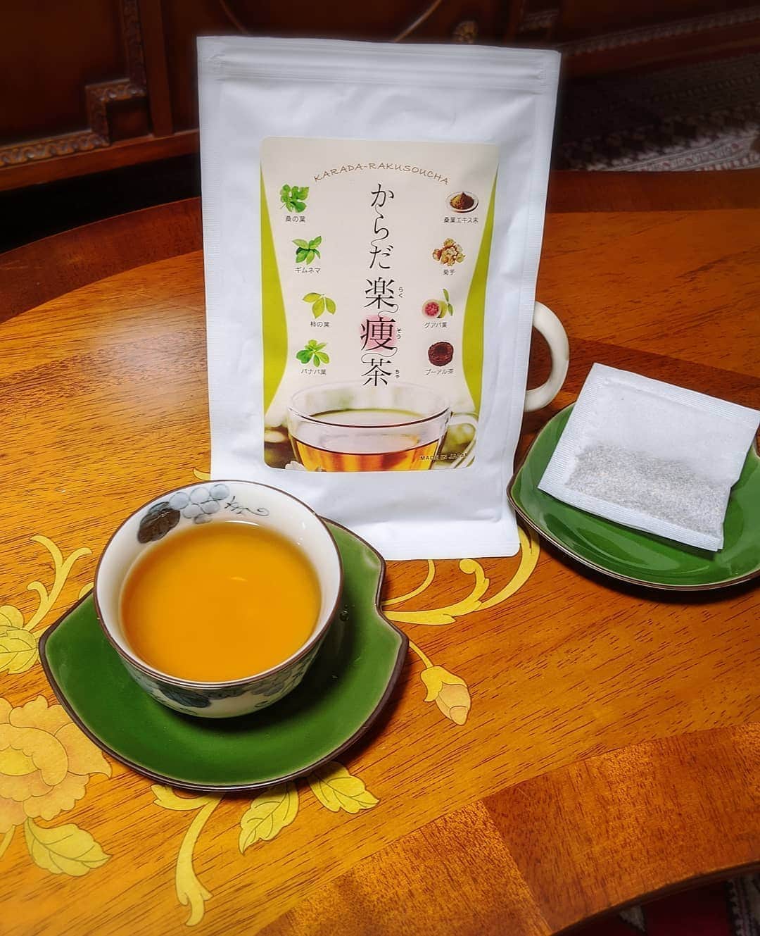 咲弥にこさんのインスタグラム写真 - (咲弥にこInstagram)「【和のスリム美人が今回のテーマ🌸】 やっぱ日本人はお茶でしょ～🍵 ･ ･ ダイエットに 『強い意志と忍耐は必要ない』と あるお茶を開発した薬剤師さんが 仰ってます🤞  それってめちゃくちゃ最高じゃん✨ ･ ･ で…？ 何をすれば良いかと言うと ただ普通にお茶を飲むだけなんです🍵 ･ ･ 確かにお茶の効果は 気持ちを沈めて喉を潤す以外にも… ･ ･ 美肌、風邪の予防の殺菌作用 インフルエンザ菌も例えば緑茶で 飲み干すだけで体内で死滅するとか 色んな茶葉があるけれど どれもこれも悪い話は聞いた事が無い✨ ･ ･ しかも私は日頃から熱烈な お茶の信者でございます🙏🍵  その薬剤師さん監修の 私の今イチオシのお茶がコレ❤ ↓↓↓ ＝＝＝＝＝＝＝＝＝＝＝＝＝＝＝＝＝  『からだ楽痩茶』 @rakusoucha_official https://rakusoucha.jp/01/ya2/  ▶ご注文はコチラ↓↓↓ https://ac.ebis.ne.jp/tr_set.php?argument=9Qpepm4Q&ai=a5f608d0bed03d  ★ホットでもクールでも美味しい混合茶★ 桑の葉、ギムネマ、アル茶、匊芋 グァバ葉、バナバ葉、柿の葉 桑葉エキス末(桑葉エキス、デキストリン)  ＝＝＝＝＝＝＝＝＝＝＝＝＝＝＝＝＝  元祖美魔女タレントの 水谷雅子さんも飲んでいます。  ダイエット、糖質カット、シワ たるみ、シミ、くすみなどの 原因となる糖化予防に役立ちます。  濃口の渋みがほんのりある味で 体感としては 飲んだ後に甘いものを食べると 甘みを感じなくなったり お腹が空かなくなるので 間食が減ります🍬🍪🍰❌  カフェインは不検出です。 お腹も痛くならずに便通も良くなる為 急なお腹のピンチもありません💩💦  ＿＿＿＿＿＿＿＿＿＿＿＿＿＿＿＿＿  昔はただ痩せたい一心で 「減肥茶」のセンナの下剤を 大量摂取で無茶しました～🏃💨💨💩  このお茶はお腹の中を洗い流す感覚で 実はダイエット中でもクールに和装で 涼やかにお淑やかに～🌸 ･ ･ …って 全然お淑やかな和装画像ちゃうやん💦  でも大丈夫よ✌🏼 私は着物を脱いでも 自分で着付けの出来る女です✨ ･ ･ 何事も無かったかのように 帰路に着くのは得意技～(ΦωΦ)ﾌﾌﾌ･･💋  (あっ、また妄想だわ… ここは私のお家の中じゃない🏡💦) ･ ･ ＿＿＿＿＿＿＿＿＿＿＿＿＿＿＿＿＿  #からだ楽痩茶 #ダイエット茶  #ダイエットティー #ダイエット部　 #太らないお茶 #糖質カット #糖化対策 #糖質カット#美魔女　 ＿＿＿＿＿＿＿＿＿＿＿＿＿＿＿＿＿  #着物 #単衣の季節 #着乱れ #アラフィフ #グラビア #インスタグラビア #美魔女になりたい  #美意識 #美意識高い人と繋がりたい #小説家 #官能小説家 #エッセイスト #フォロワーさんに感謝  #応援ありがとうございます ＿＿＿＿＿＿＿＿＿＿＿＿＿＿＿＿＿＿ 💋SEXYショットリクエスト随時募集中！ 💋官能体験談小説ネタ募集中(女性限定)  汚いオッサンのタダの盛りネタはNGです！ ＿＿＿＿＿＿＿＿＿＿＿＿＿＿＿＿＿＿」9月21日 0時26分 - sakuya.niko