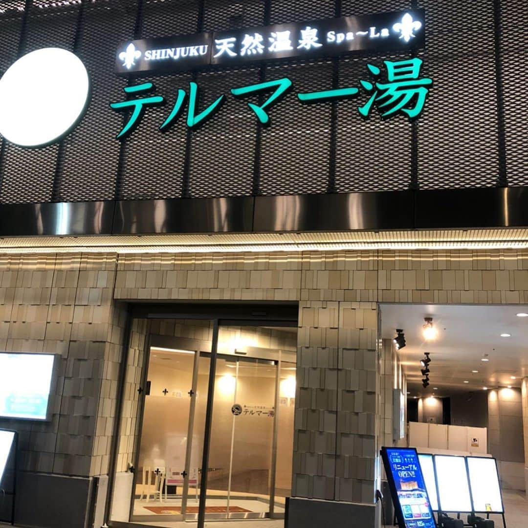 鮭山未菜美のインスタグラム：「新宿歌舞伎町 テルマー湯♨️  吉本本社前にあって何回も通ったことあったけど、なんか偏見で歌舞伎町って治安悪そうだしテルマー湯も怖いなって避けてたけど良いってよく聞くから行ってきました！  入った瞬間、綺麗でおしゃれな雰囲気のロビー✨ 館内着も好きなパターン選べて嬉しい！！ 今回はピンクのワンピースとボレロの館内着に🌷.*  行ったとき(7月中旬)はお風呂場が2カ所大規模工事中で、予定では終わってるはずがコロナで延期してた👷‍♂️💦 今は肌がすべすべになって潤いやハリを与え美容効果がある中性電解水風呂がグランドオープンしたみたい！！ 色んなウイルスにも効果があるすごい「中性電解水」試してみたい😳🙌  サウナは広くて85度と結構熱めで湿度もちょうどいい心地良い空間☺️ 水風呂も広めで冷たくて気持ちいいし、なによりたくさんイスはあるんやけど露天風呂出たとこのととのいイスがめっちゃ風がきて最高！！ 寝湯でととのうのも最高！！  炭酸泉風呂めちゃくちゃ大きかった！ 人気で小さいとこはすぐ人でいっぱいになるから地味に嬉しい😌 あと超高級のすごいドライヤーも置いてて派手に嬉しい😌  好評なだけあるテルマー湯でした💕  結構前に行ったけど下書きのまま投稿し忘れてた🥺 色々変わってるだろうし、また行きたいなー( ◜௰◝ )  サウナ ★★★★☆ 水風呂 ★★★★☆ お風呂 ★★★★☆ ととのい ★★★★☆ 雰囲気 ★★★★☆ あまみ ★★★★☆ コスパ★★★☆☆」
