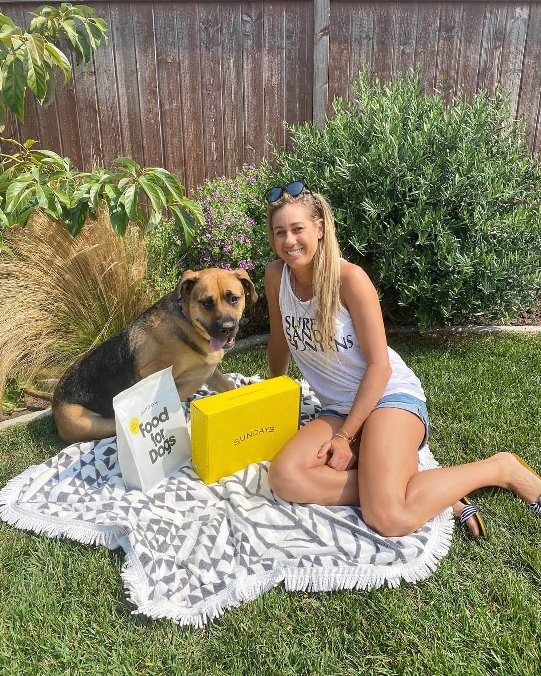 エイプリル・ロスさんのインスタグラム写真 - (エイプリル・ロスInstagram)「As a professional athlete it’s essential I understand healthy eating and the importance of using food as fuel. Roo loves her exercise and her food, just like me🤗 so I want to make sure I’m helping her eat healthy and feel good everyday which is why I’m so glad we found @sundaysfordogs!   Sundays has all the essential nutrients and is made from human-grade sources of real food so I can rest assured she’s getting everything she needs to continue being the active, happy dog that she is! 🦮🐶   Not to mention she’s a picky eater and I’ve had trouble in the past finding a food that she actually likes, but with Sundays I can barely get it in the bowl before she’s devouring it! 🙌🏼🙌🏼🙌🏼  P.S. Check out my stories to try some for your pup with 30% off! 🎉  #ad」9月21日 0時29分 - aprilrossbeach