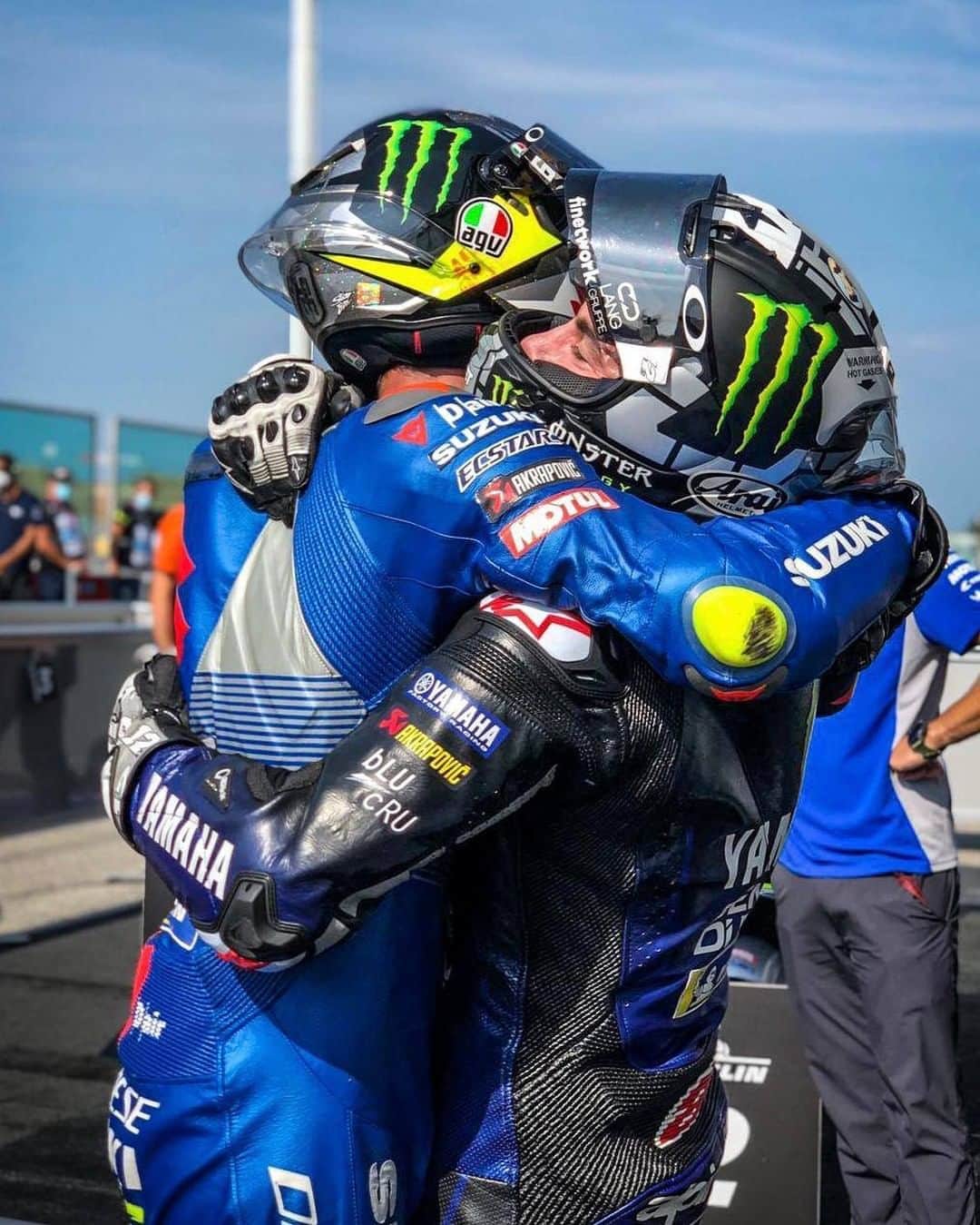 MotoGPさんのインスタグラム写真 - (MotoGPInstagram)「THIS HUG 😍 #EmiliaRomagnaGP 🏁 #Respect #MotoGP #MV12 #JM36 #Motorcycle #Racing #Motorsport」9月21日 0時30分 - motogp