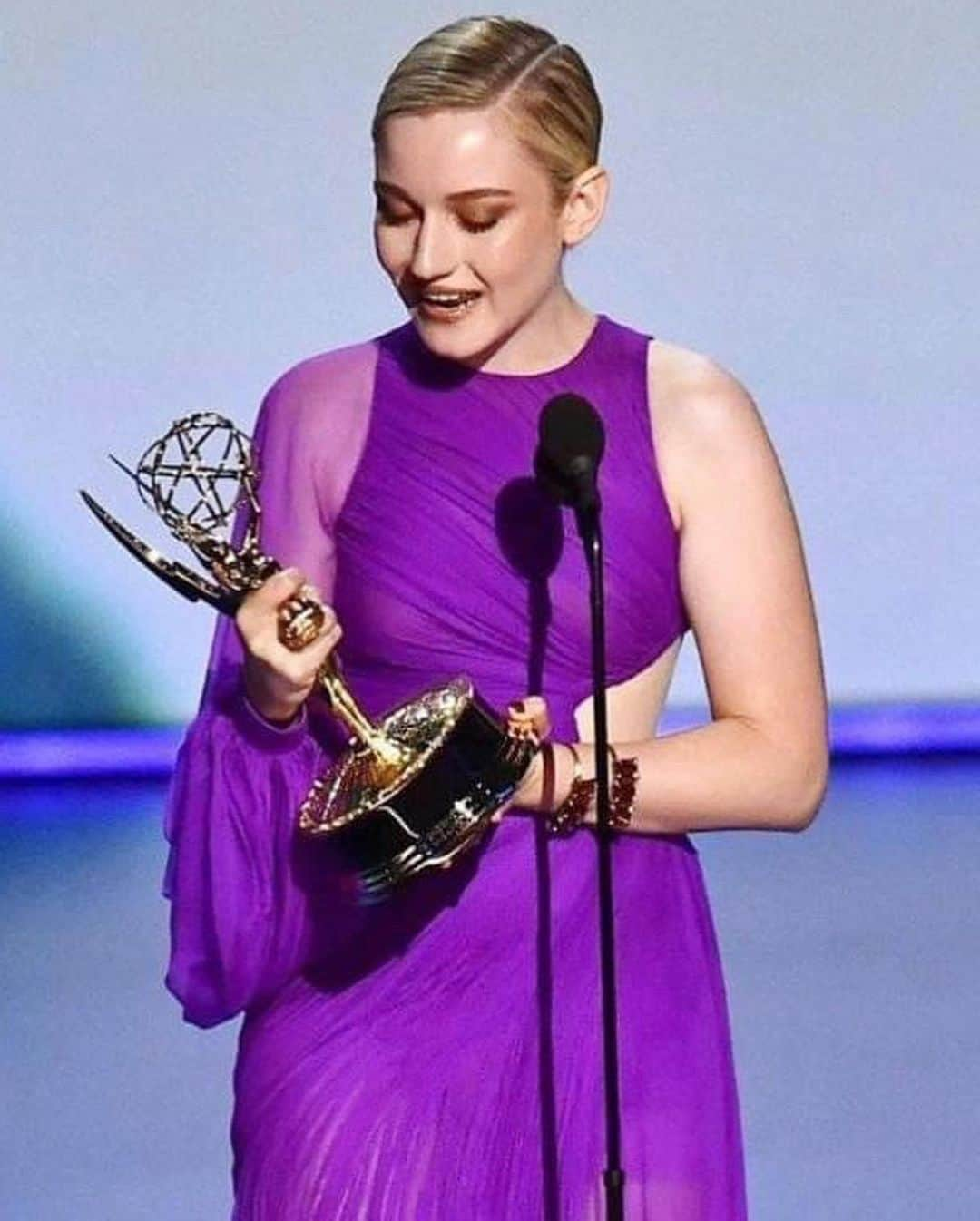 Hung Vanngoさんのインスタグラム写真 - (Hung VanngoInstagram)「Congrats #JuliaGarner (@juliagarnerofficial) on your #EmmysAwards2020 nomination. Sending you love and good luck today ❤️. Here is a throwback to your win #BestSuppirtingActress @ozark at the #Emmys last year 💜💜🌟✨⚡️💫⭐️. Styled by @elizabethsaltzman @teamsaltzman @congtriofficial 💅🏻 @michellesaundersjames 💇 @bobbyeliot 💄 @hungvanngo」9月21日 0時33分 - hungvanngo