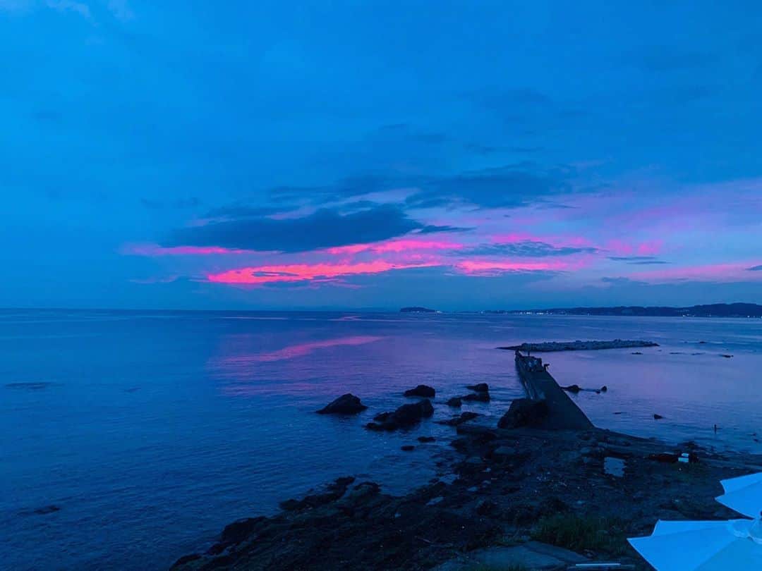 西内ひろさんのインスタグラム写真 - (西内ひろInstagram)「今日は綺麗なサンセットが見えなかった代わりに、夕焼けピンク💕水面もピンクに反射して美しい景色が見れました☺️ 明日もきっと良い日になりますね✨ おやすみなさい🌙  #beautifulday  #beautifulsky #ocean  #sunset #hayama #夕陽　#ピンク　#葉山」9月21日 0時40分 - 0214hiro