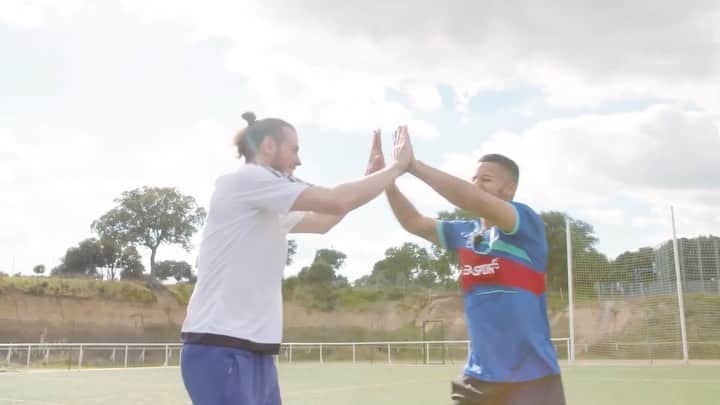 F2Freestylersのインスタグラム：「@garethbale11 with the knuckleball tutorial! 👊🏻⚽️ Tag a knuckleball specialist below ⬇️⚡️」