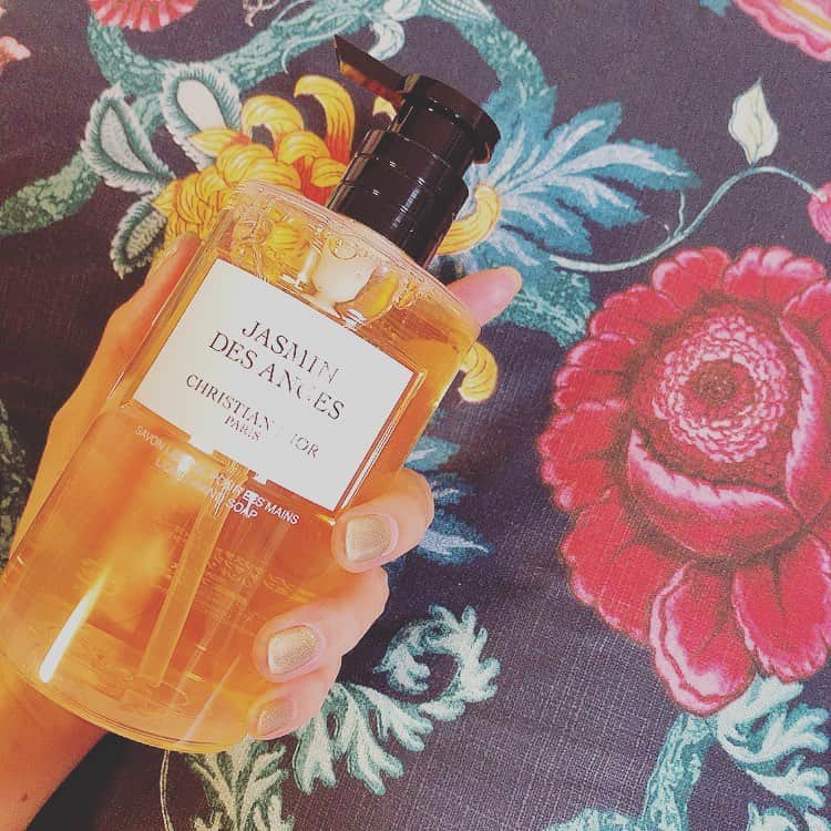 青海のインスタグラム：「しょこちゃんからハンドソープ頂いた❤️  いい香り〜🙆‍♀️❤️  #ハンドソープ #christiandior  #dior  #handsoap」