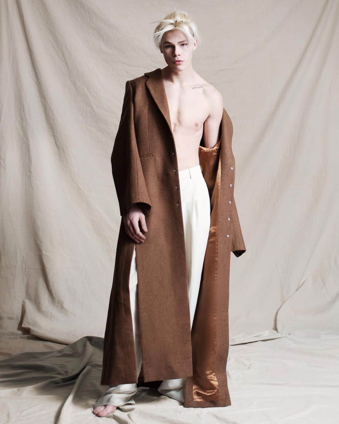 倉岡晋也のインスタグラム：「Throw back ✔︎ Shooting at NYC @quincyscottstudio @laruicci @__cemcinar__ @laruiccirecords @laurennorling @tai.lenciaga styled by me #mensmodel #newyorkfashionweek」
