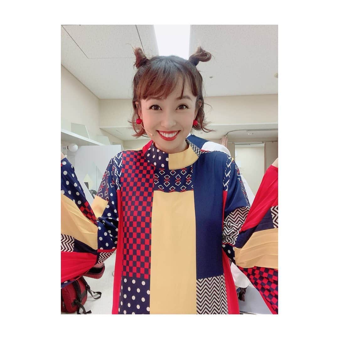 野田久美子さんのインスタグラム写真 - (野田久美子Instagram)「. 本日の衣装♪ 手のところがピロリンってますねん(^^) そして、頭にはツノが生えてました。笑 大好きな元気カラーでテンション上がりましたとさ♪ . #野田久美子#女優#ホリプロ#ホリプロ・ブッキング・エージェンシー#ミュージカル#阿波踊り#徳島#出身#笑うことが好き#お家時間#actress#musical#follow#instagood# instagood#衣装#ヘアメイク#舞台#カラフル」9月21日 0時47分 - noda_kumiko