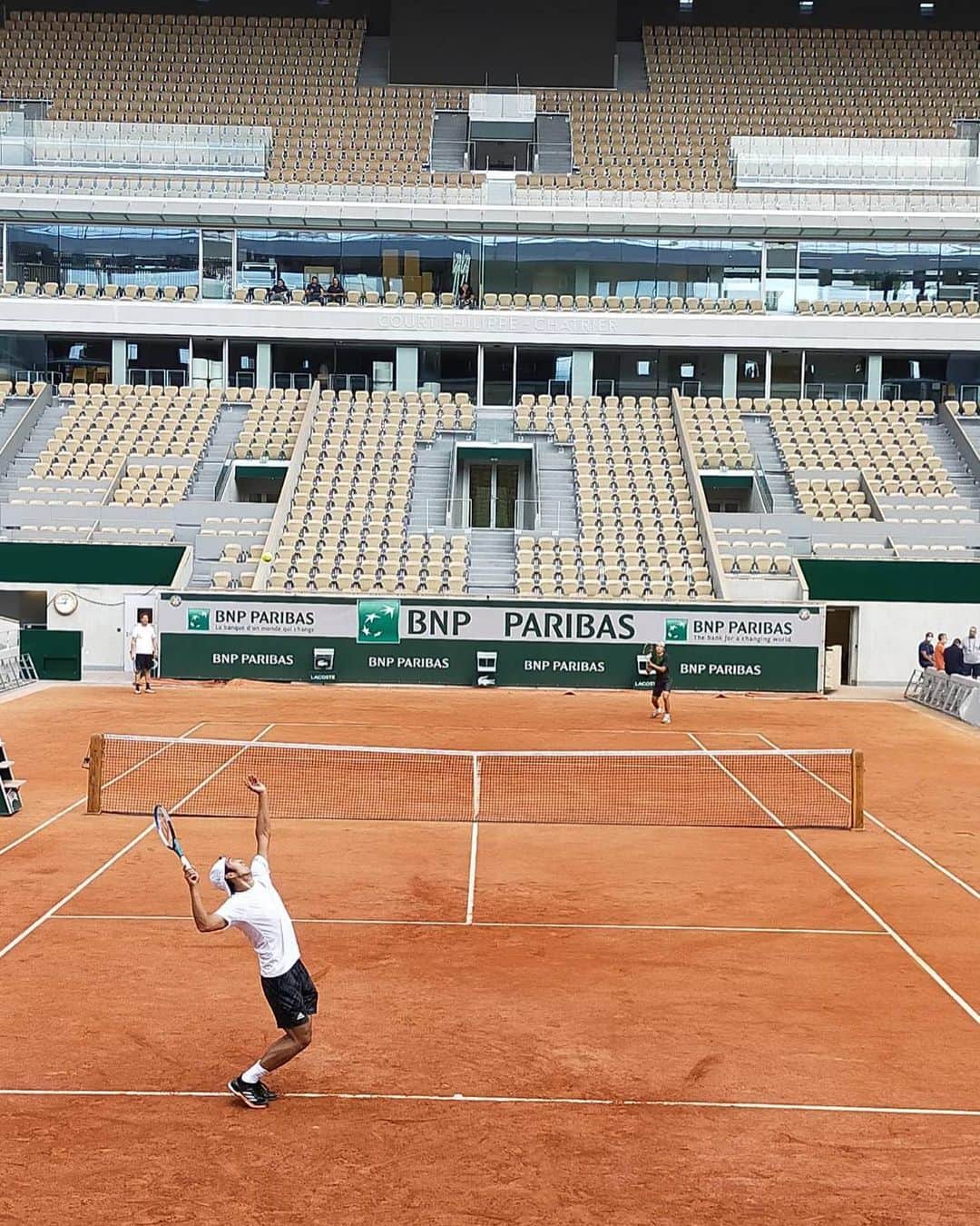 内山靖崇さんのインスタグラム写真 - (内山靖崇Instagram)「今日は @tarodaniel と全仏オープンセンターコートのフィリップシャトリエで練習しました！ こんな事なかなかないのでラッキーですね😉  今年からフィリップシャトリエに開閉式の屋根も付いたり、マッチコートに照明が付いたり、Roland Garrosは進化してます！😳  #rolandgarros  #philippechatrier  #centercourt  #yasutakauchiyama」9月21日 0時47分 - yasutaka0805