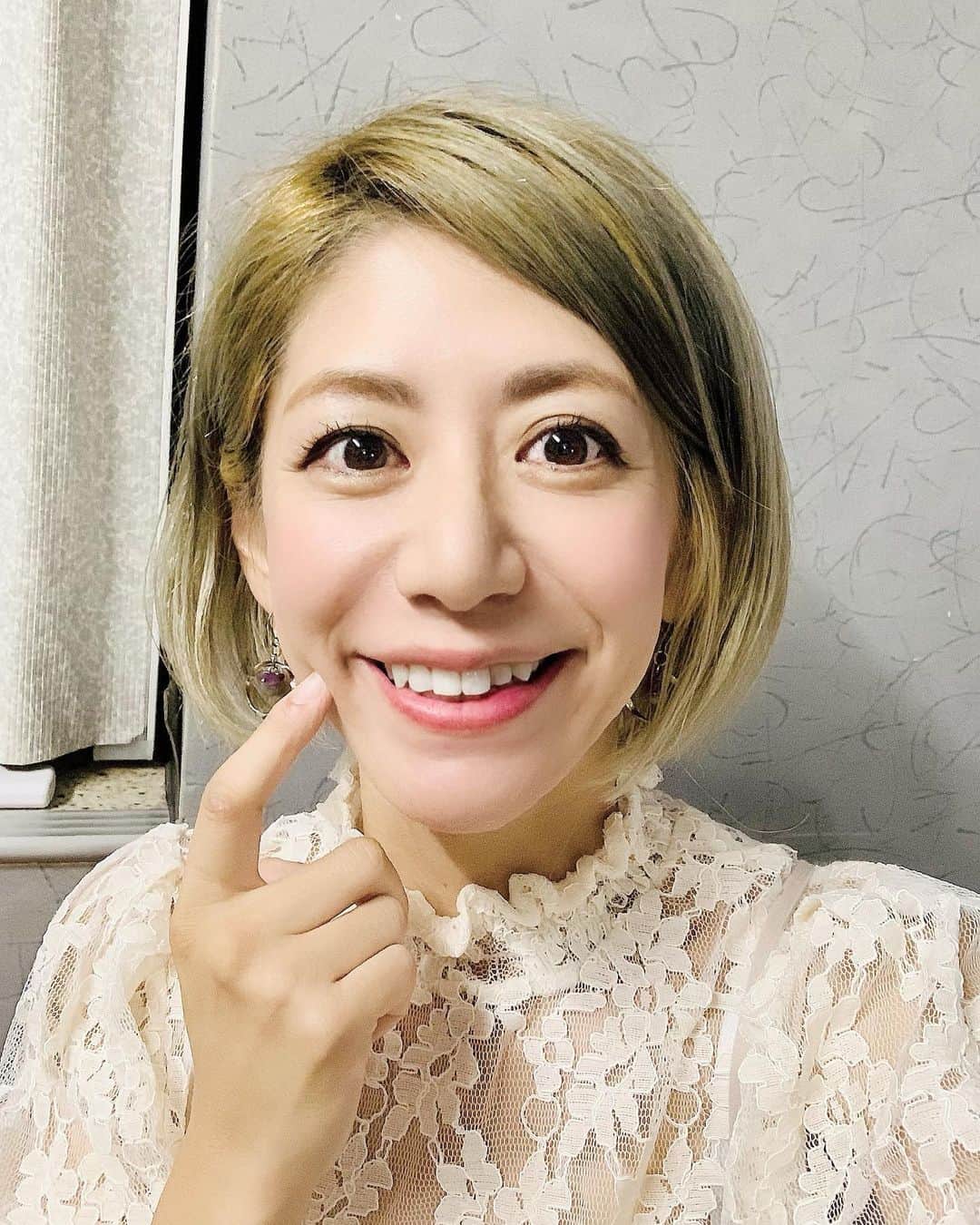 サトウヒロコのインスタグラム：「元気に配信ワンマンライブを終えました✨ サトウヒロコdeSHOW vol.1 ご参加頂きました皆様ありがとうございました‼️ ちゃんとしたダメ出しももらいつつ日々精進してまいります。 今後のことも頑張らなきゃ。 まずはみなさまへ、心からありがとうございました‼️ 片野さんも素敵すぎました。 心から心からありがとうございました‼️ 写真はまたおって🤳✨」