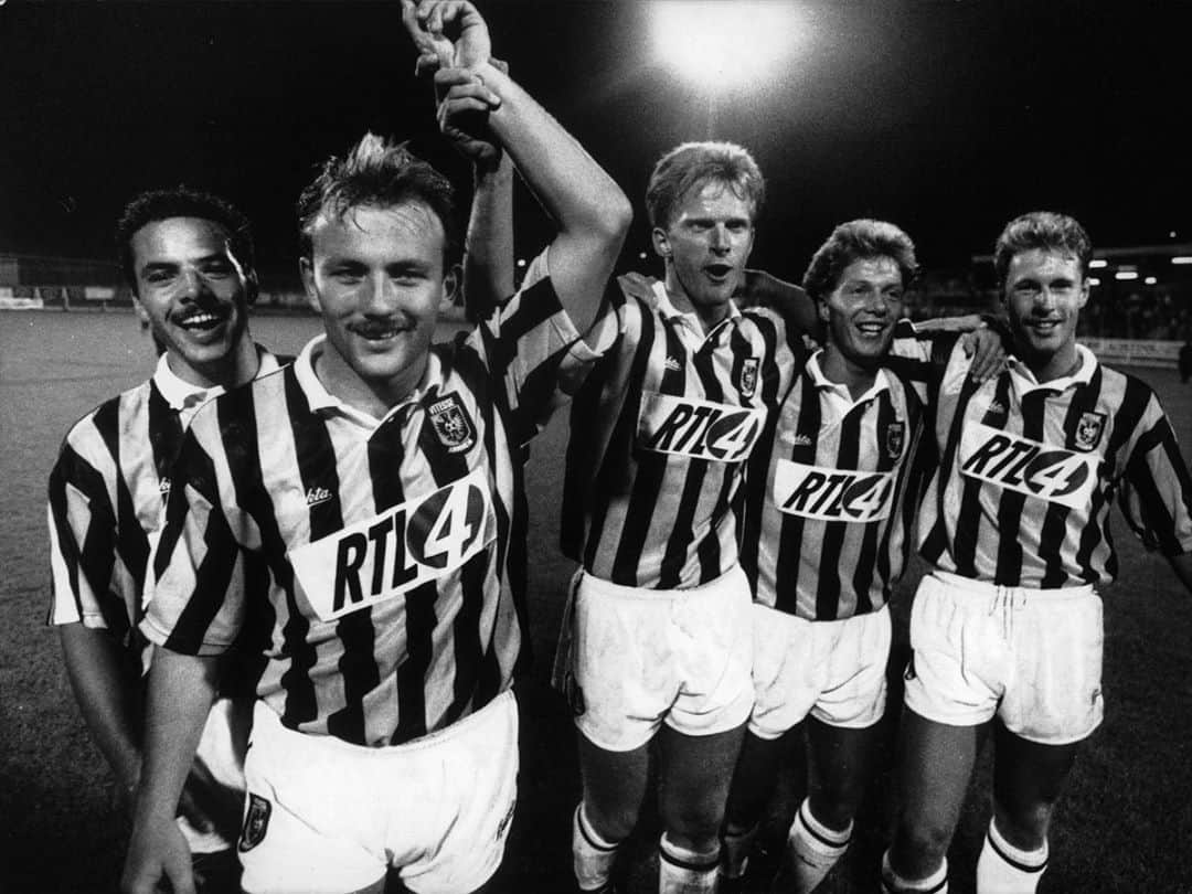 フィテッセさんのインスタグラム写真 - (フィテッセInstagram)「🔙 Dit weekend alweer dertig jaar geleden   Het eerste Europese duel van Vitesse in Derry 🌍   #Vitesse」9月21日 0時48分 - mijnvitesse