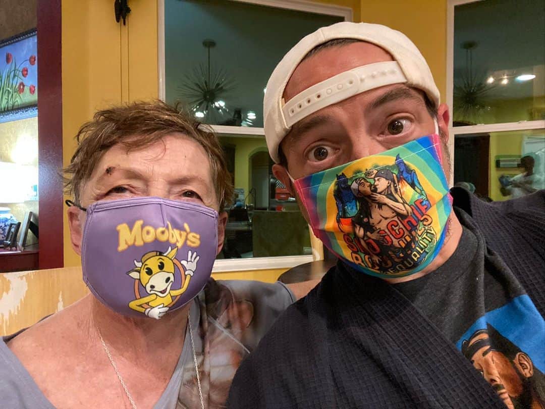 ケヴィン・スミスのインスタグラム：「I finally got to see my Mom for the first time since February! Since I was already in Jersey for the opening of the @moobyspopup and the #jayandsilentbobgetold 10th Anniversary show, I hopped a Florida flight and hopefully dodged Covid along the way to visit @donsgirlgrace! The February to September stretch was the longest I think I’ve ever gone without being around my Mom. Mercifully, my brother Don and his husband Jerry live nearby - so Mom’s rarely alone. She’s avoided catching Corona but she did take a nasty tumble while putting out the garbage last week at 1am (hence the gash over her eye). I got to Don’s house at 10pm and we all stayed up until 4am talking and laughing and then crying we were laughing so hard. It was a delightful night and I had a great time giggling with the two people I’ve known the longest in my life! My entire early worldview was shaped by Mom and Don, so as you might imagine, we all get along incredibly well. Last night we re-litigated the biggest blowout we ever saw Mom and Dad get into: the great “Blood is Thicker than Water” Christmas Debacle of 1978. That’s what our family members are: pitch-perfect receptors/amplifiers of lost moments and memories. They retain eyewitness details to otherwise mundane happenings which are obscure to the world but integral in making us who we are. We may be in the middle of the worst public health crisis in over a century, but for a few hours last night, the three of us were blissfully lost in the memories of the 70’s. I love my life - and that life started squarely in the crotch of this beautiful ol’ Jersey girl! #KevinSmith #mom #momsofinstagram #gracevsmith #florida」