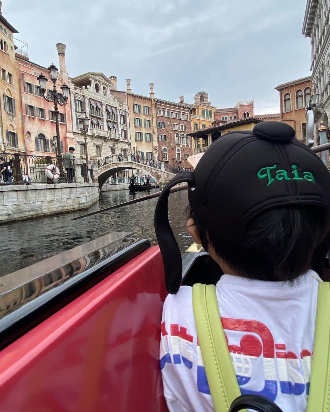 tiahy__のインスタグラム：「Tokyo Disneysea🛳. . . . . この場所に来ることができるのも 楽しい時間を過ごすことができるのも ディズニーに関わる全ての方々のおかげだと、いつも感謝の気持ちでいっぱいになります. .  明日からもまた人に優しくなろうと思いながら Exitに向かいます. . この感動を受け取るまでに、どれほどたくさんの人々が携わって、どれほどたくさんの努力によって、私たちの胸に届くのか、そんなことを考えてしまいます. 本当に心から感謝しています. .  . 素晴らしい時間を、本当にありがとうございました. . . #tokyodisneysea」