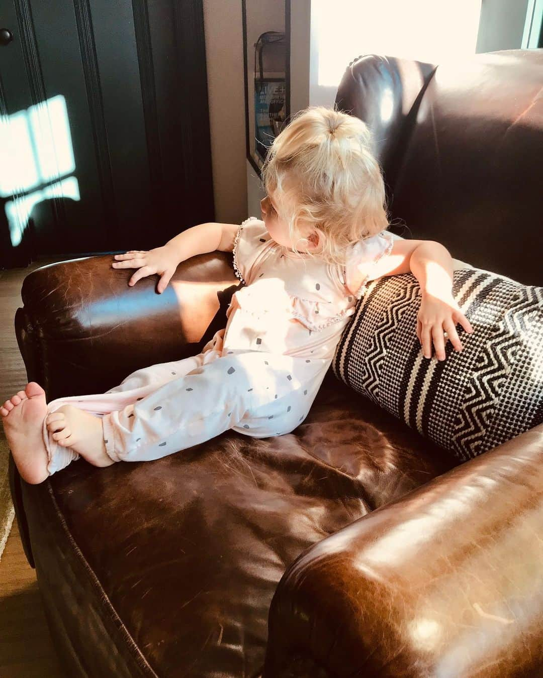 ジェシカ・シンプソンさんのインスタグラム写真 - (ジェシカ・シンプソンInstagram)「This little lady knows how to sit back and relax at her Gigi’s house #BIRDIEMAE」9月21日 0時54分 - jessicasimpson