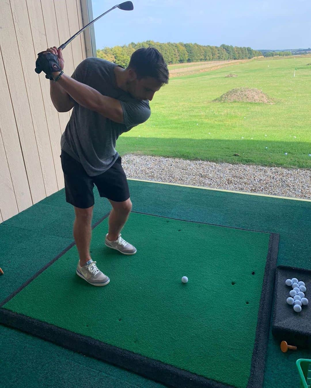 ジェイク・フラニガンさんのインスタグラム写真 - (ジェイク・フラニガンInstagram)「The road to hitting less than 100 takes hard work. 🏌️‍♂️ #pinseeker」9月21日 0時56分 - jakeflannigan