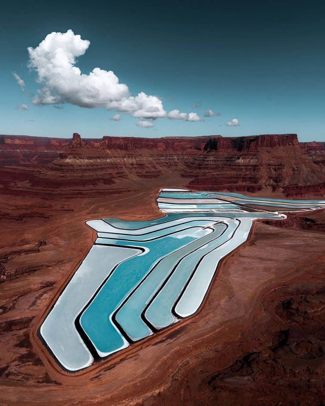 のインスタグラム：「#HelloFrom Moab, Utah. We’re dreaming of this Mars-like landscape where human-made solar evaporation ponds — and matching blue skies — contrast with red desert rocks and table-top cliffs. ⁣  ⁣ Photo by @watchluke」