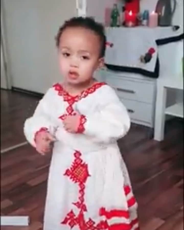 グレースマハリーのインスタグラム：「READY FOR THE NEXT GYALAAA/WEDDING/ERI FESTIVAL!! 😩😩 she gettin it!!!! ❤️❤️」