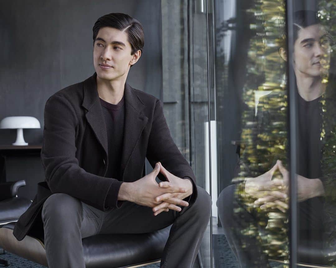 カナーリのインスタグラム：「The new #CanaliFW20 collection draws inspiration from the beauty of nature and design, transforming them into volumes, cuts and colors.  Model: @andreatonduti  Photographer: @alessandro_burzigotti  #Canali1934 #ChasingBeauty #MadeInItaly #mensfashion #dapperstyle #fashion #suit」