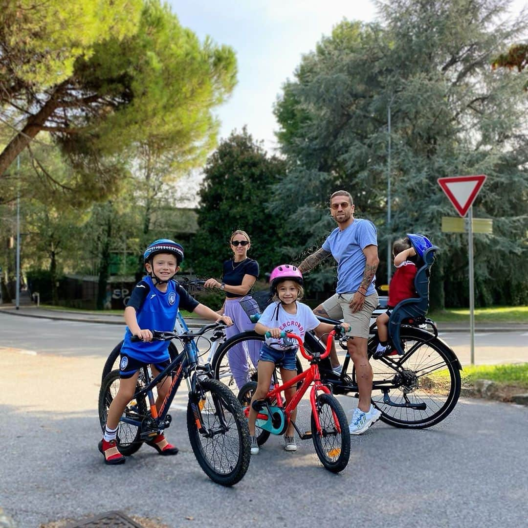 アレハンドロ・ゴメスさんのインスタグラム写真 - (アレハンドロ・ゴメスInstagram)「Familia ❤️ 🚲 #dayoff #bergamo」9月21日 1時02分 - papugomez_official