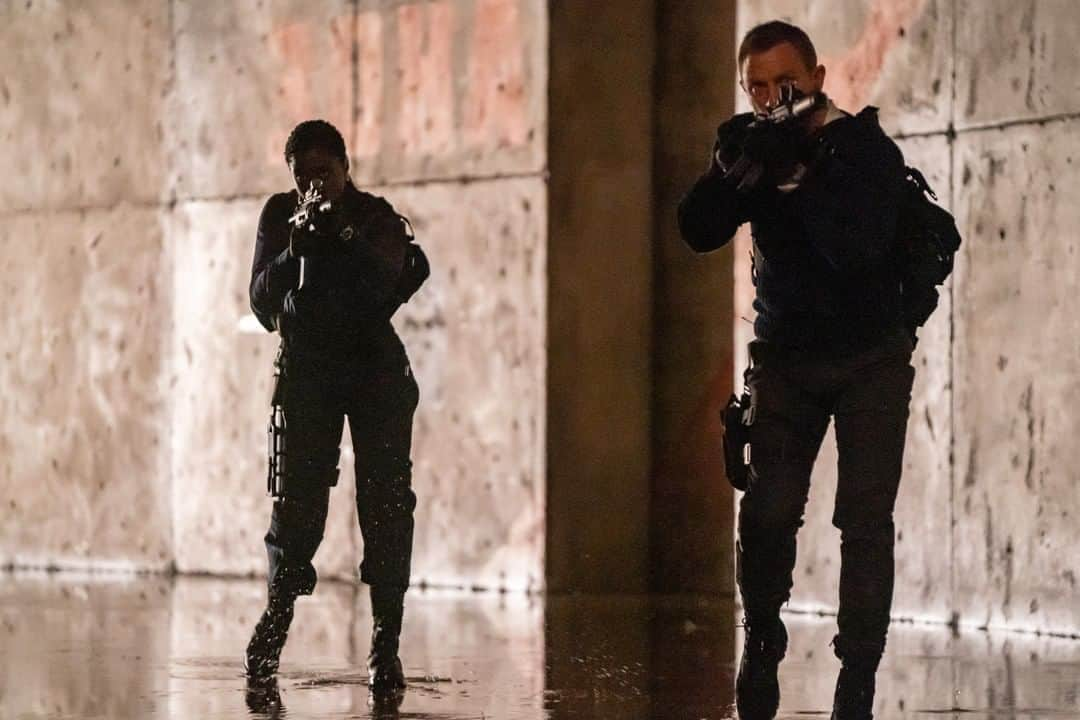 James Bond 007さんのインスタグラム写真 - (James Bond 007Instagram)「Bond (Daniel Craig) and Nomi (Lashana Lynch) take aim in #NoTimeToDie.」9月21日 1時05分 - 007