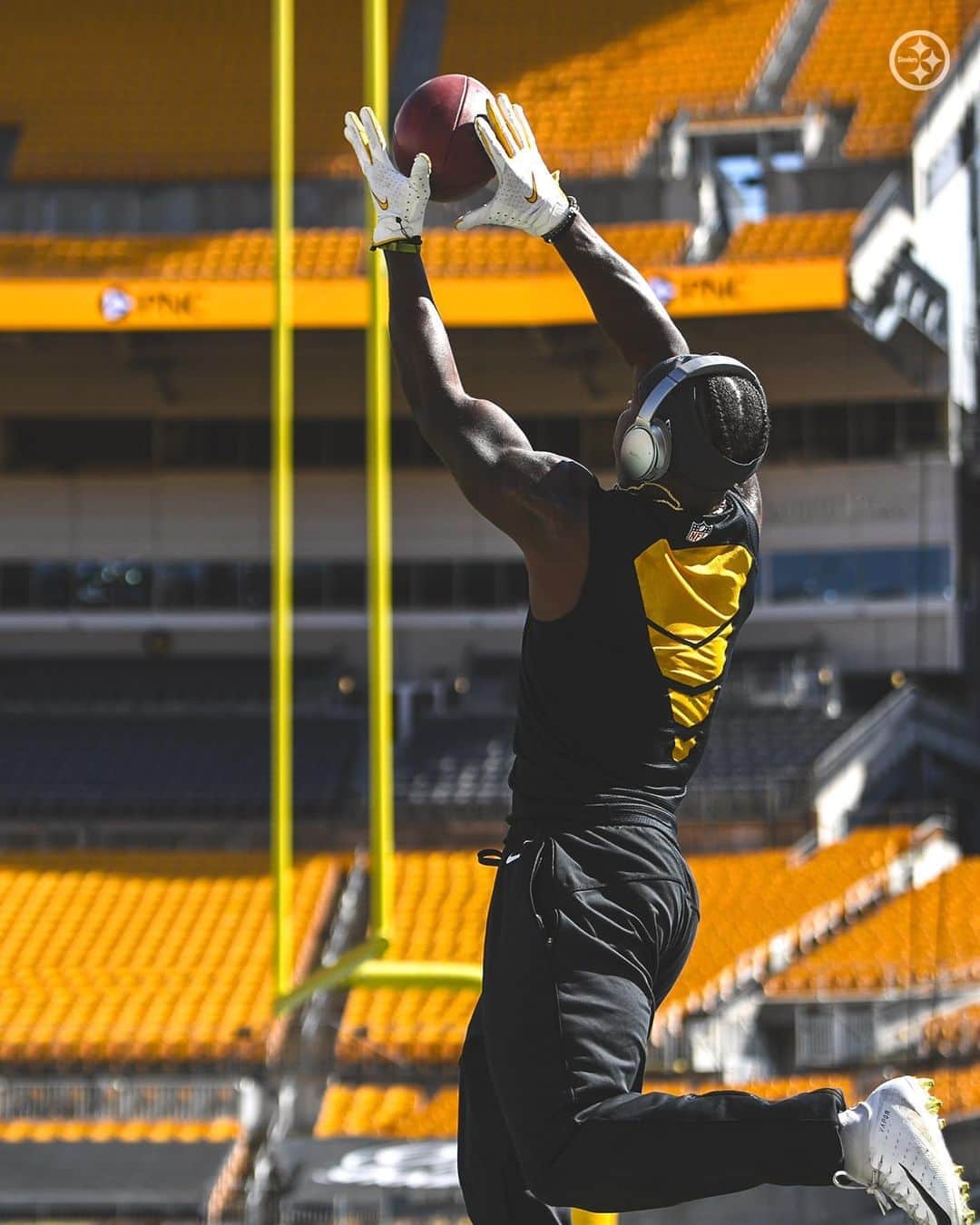 ピッツバーグ・スティーラーズさんのインスタグラム写真 (ピッツバーグ・スティーラーズInstagram)「Air Time ⏱」9月21日