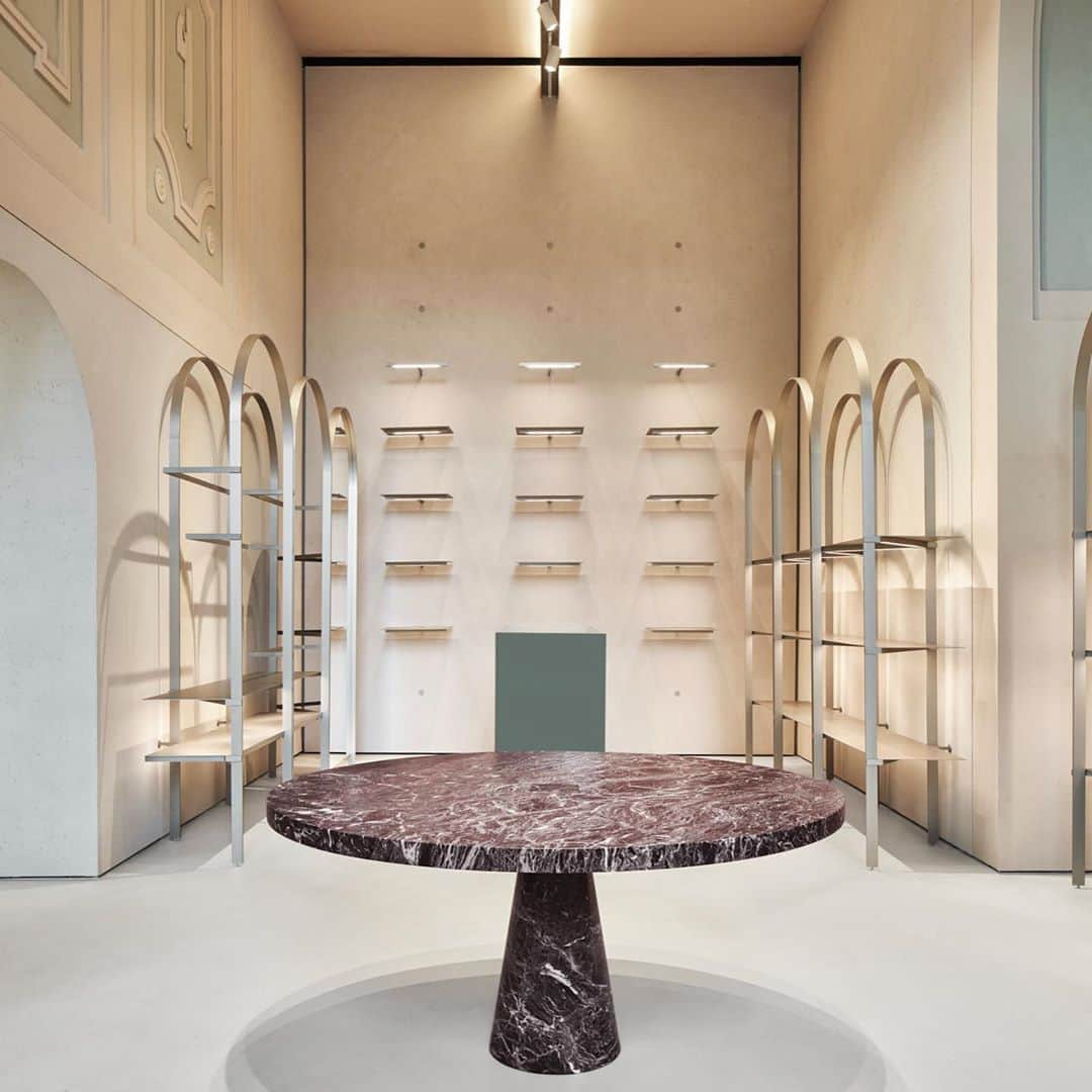 フルラのインスタグラム：「New details, designs and colors. Let curiosity guide you to Furla's new Milano Piazza Duomo boutique, by David Chipperfield Architects Milano. #furlaopeningparty #furla #accessories #fashion」