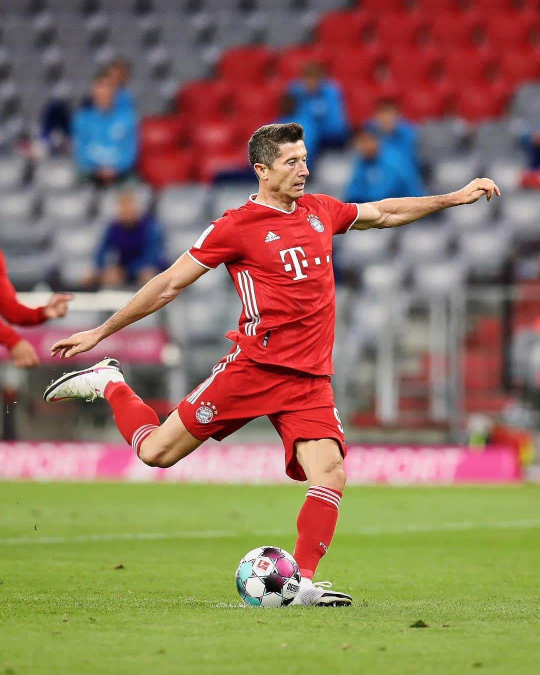 バイエルン・ミュンヘンさんのインスタグラム写真 - (バイエルン・ミュンヘンInstagram)「Swipe ⬅️ to see @_rl9 open his 20/21 #Bundesliga account! ⚽️🔥 #FCBayern #LewanGOALski  [ jinx protector 🍗] __________ #MiaSanMia #packmas #WeiterImmerWeiter #Fußball #football #FCBS04」9月21日 1時25分 - fcbayern