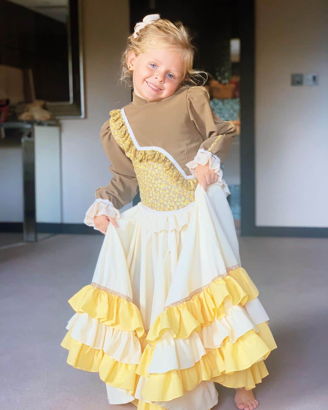 のインスタグラム：「Helena pediu hoje o vestido da “princesa prenda”, impossível não registrar em homenagem ao 20 de setembro. Mas o que me alegra é que durante todo o ano nossas tradições permanecem. Tem muito do Rio Grande do Sul aqui na nossa casa, na Inglaterra ❤️ #20desetembro #orgulhodesergaucho」