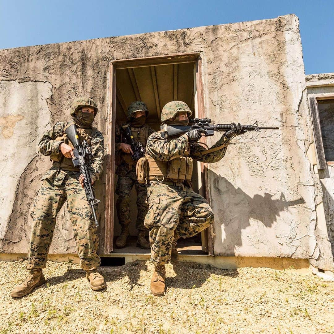 アメリカ海兵隊さんのインスタグラム写真 - (アメリカ海兵隊Instagram)「Combat Town  Marines with 4th Marine Logistics Group tactically exit a cleared building during urban warfare training at Fort McCoy, Wisconsin.  The training prepared the Marines for combat scenarios, formulating plans of defense, and tested the leadership.  #USMC #Marines #Military #Training」9月21日 1時20分 - marines